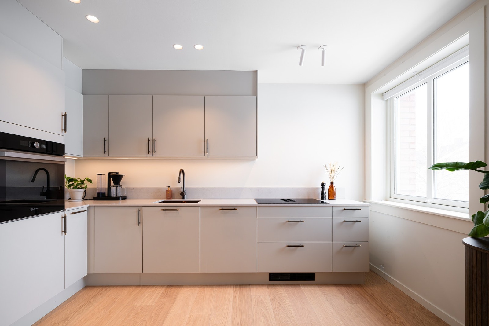 Kjøkkenet er godt utnyttet med mye skap, skuffer og benkeplass. Galleribilde