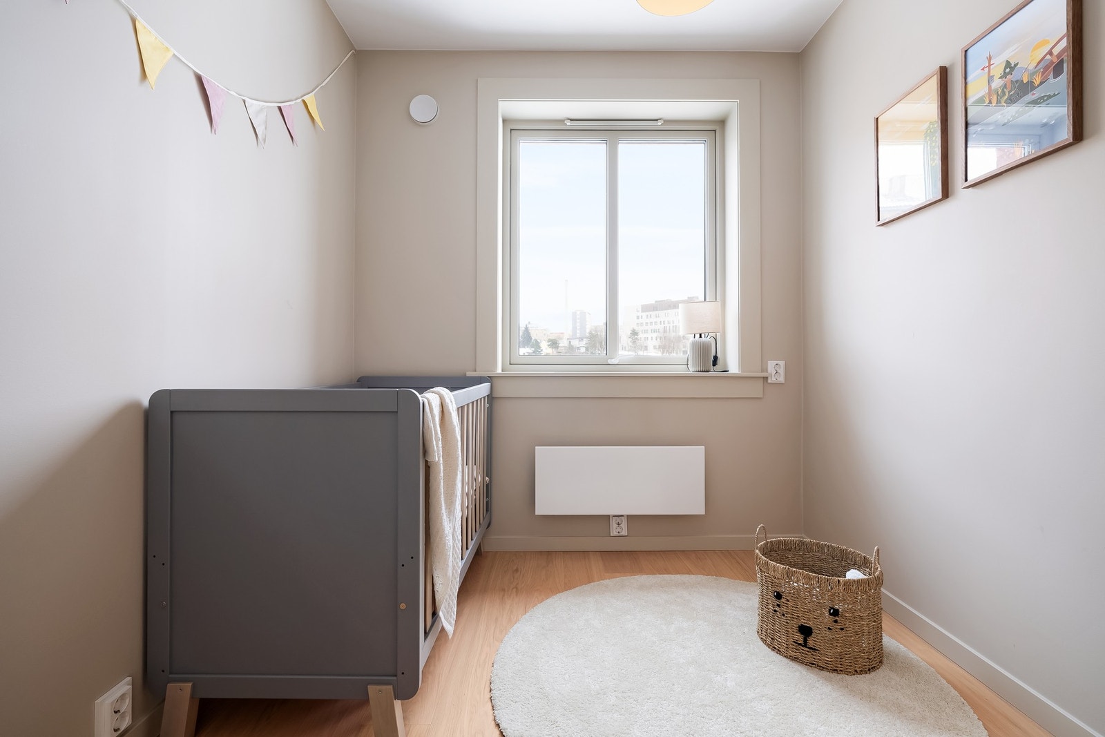 Det siste soverommet er noe mindre men har plass til seng, oppbevaring og skrivebord. Galleribilde