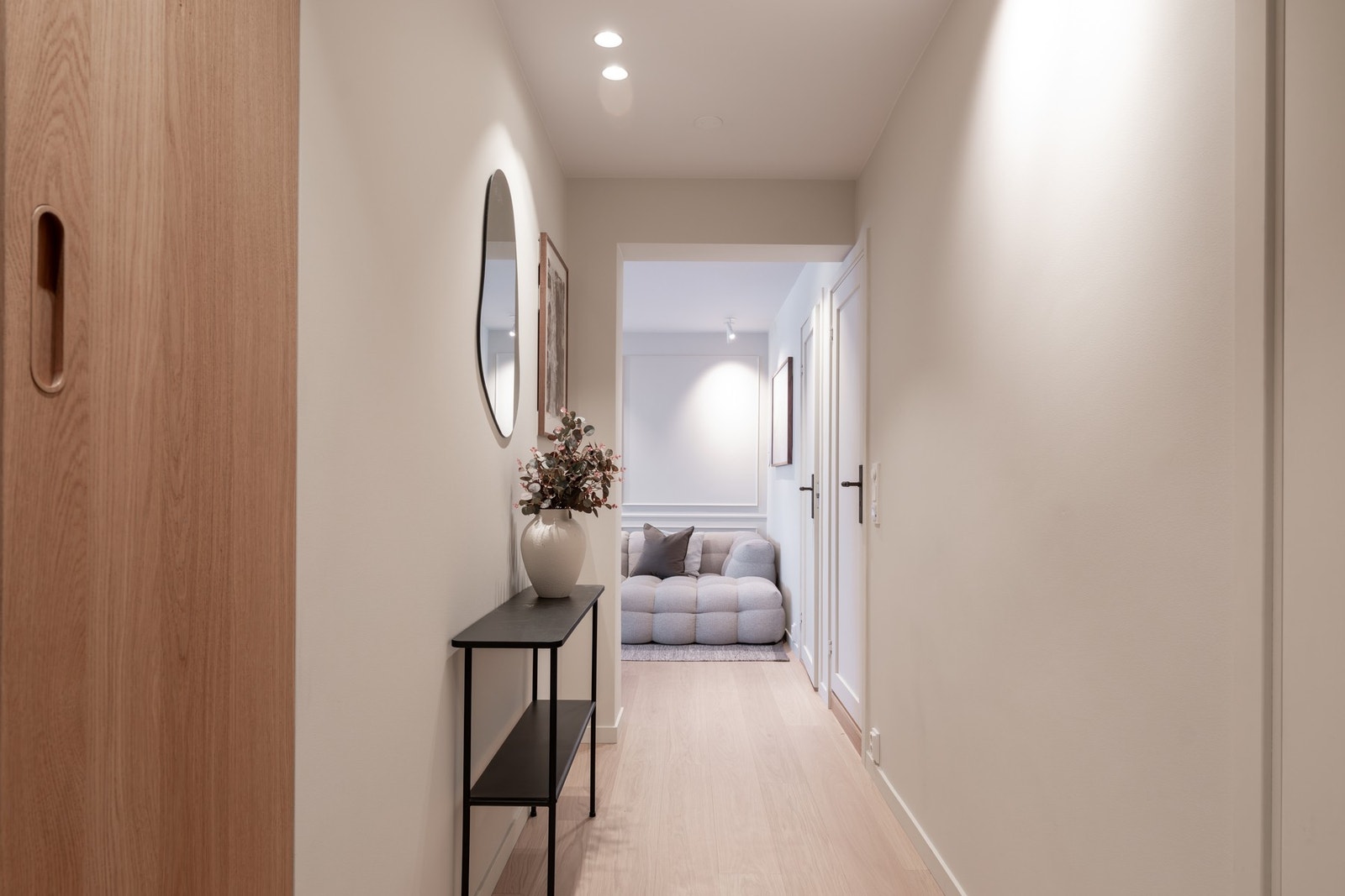 Entréen har en fin størrelse med plass til knaggrekker, kommode, skostativ og lignende. Plassbygget garderobeskap gir godt med plass for yttertøyet og medfølger selvsagt. Galleribilde