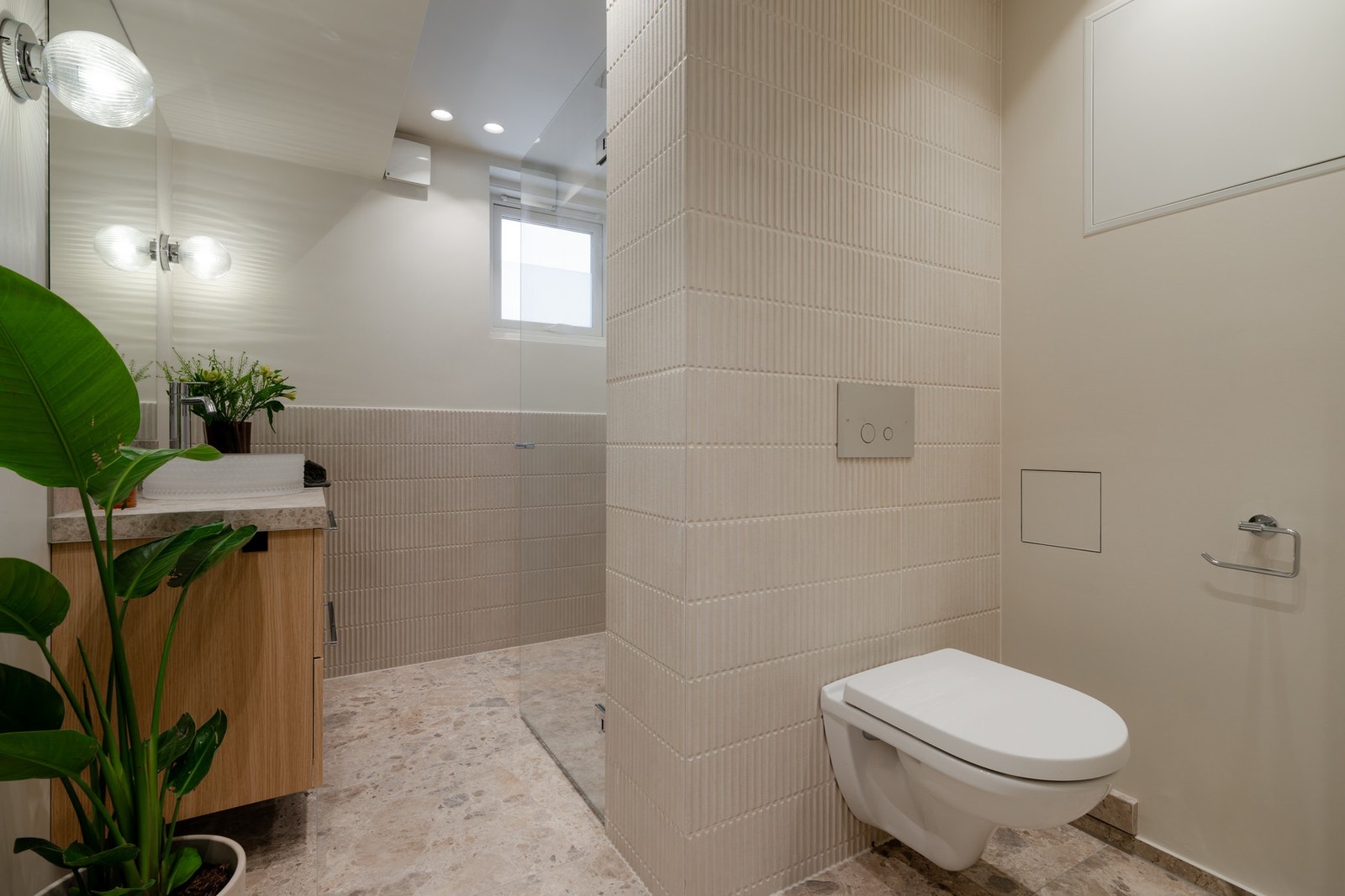 Boligens baderom fra 2024 er av god størrelse med downlights i himling og varme i gulv. Galleribilde