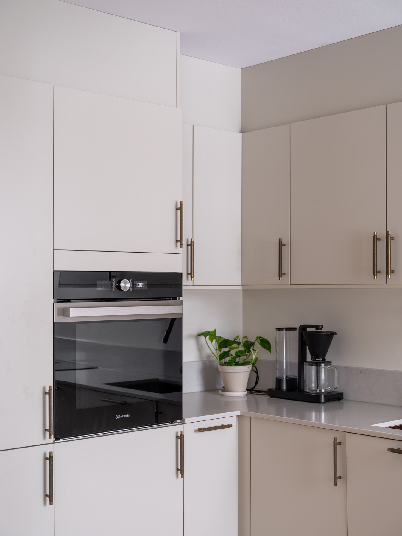 Av hvitevarer medfølger integrert komfyr, platetopp, oppvaskmaskin og kjøleskap med frysedel. Galleribilde