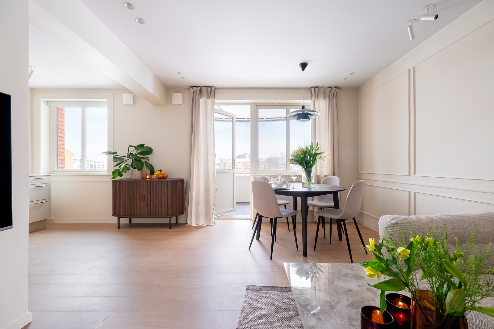 Store vindusflater med dype karmer gir godt med naturlig lys inn i rommet. Galleribilde