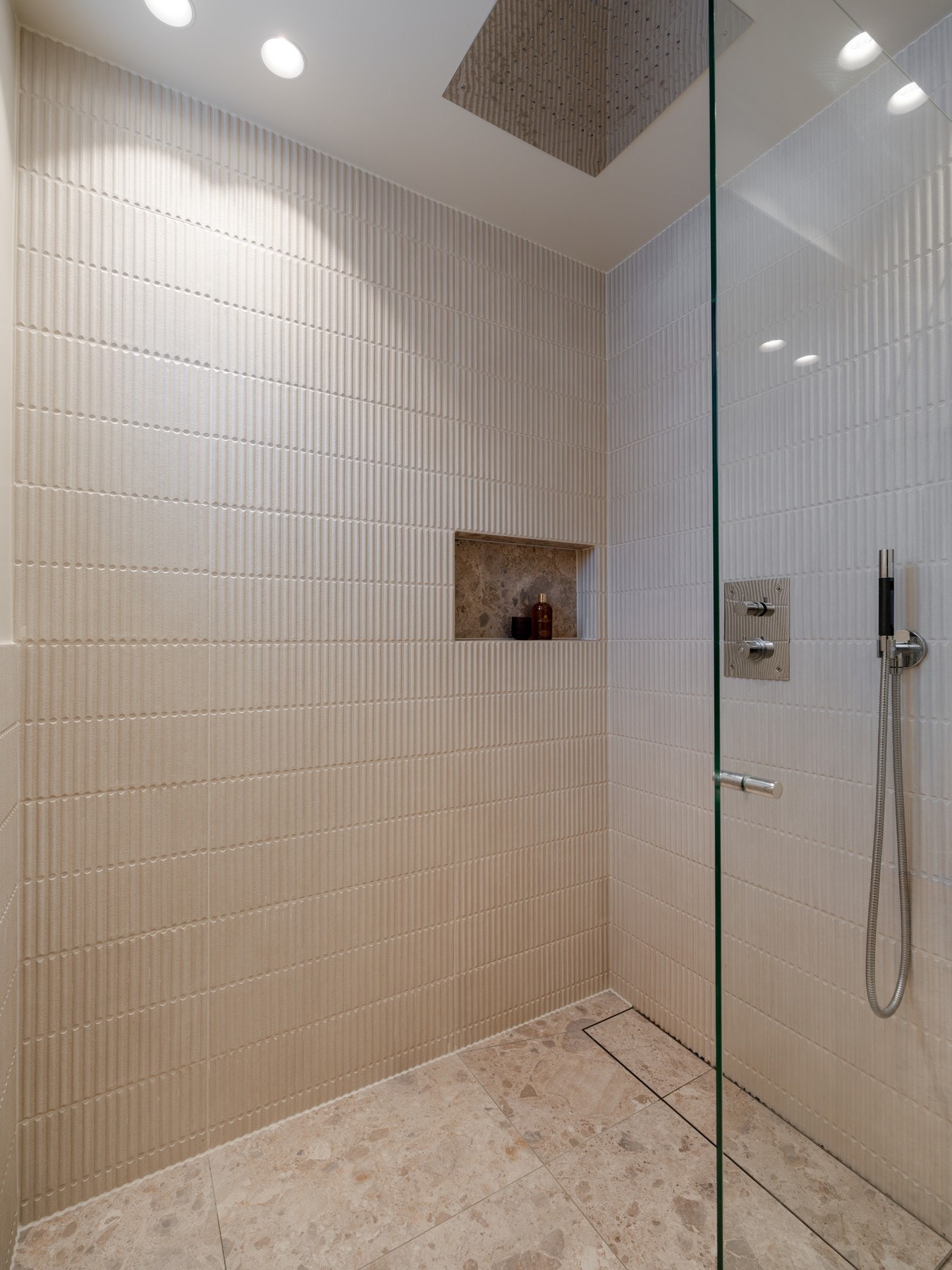 Praktisk nisje gir god plass for såper, i tillegg til å sette et fint preg på rommet. Galleribilde