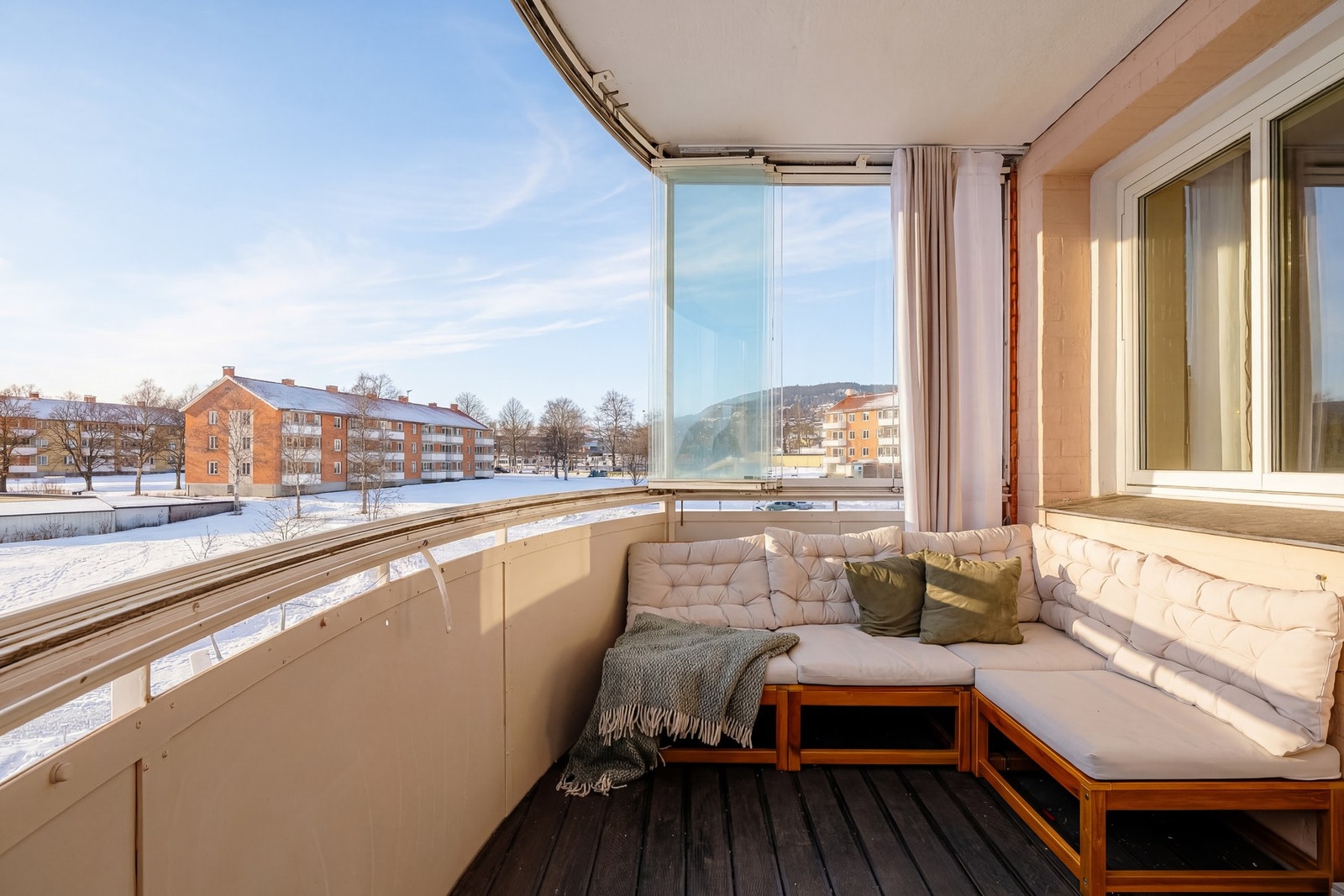 Uteplassen har fin plass til loungemøblement og beplantning. Galleribilde