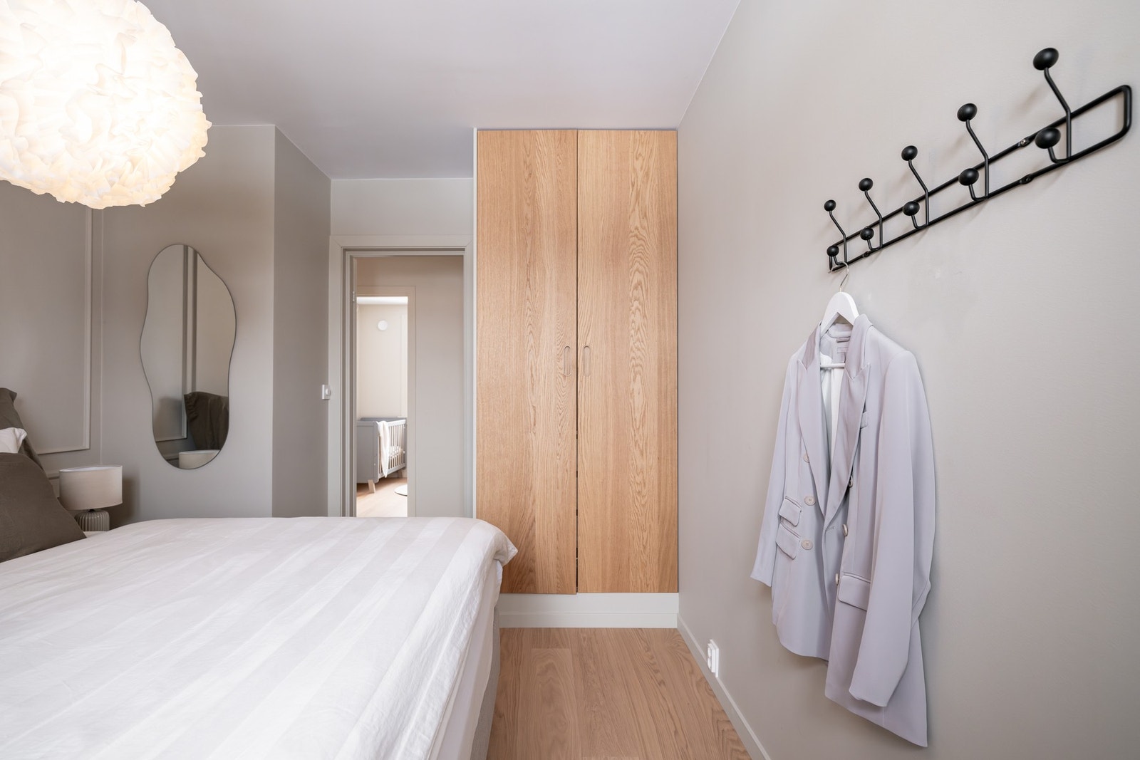 Plassbygget garderobeløsning gir godt med plass for klærne. Galleribilde