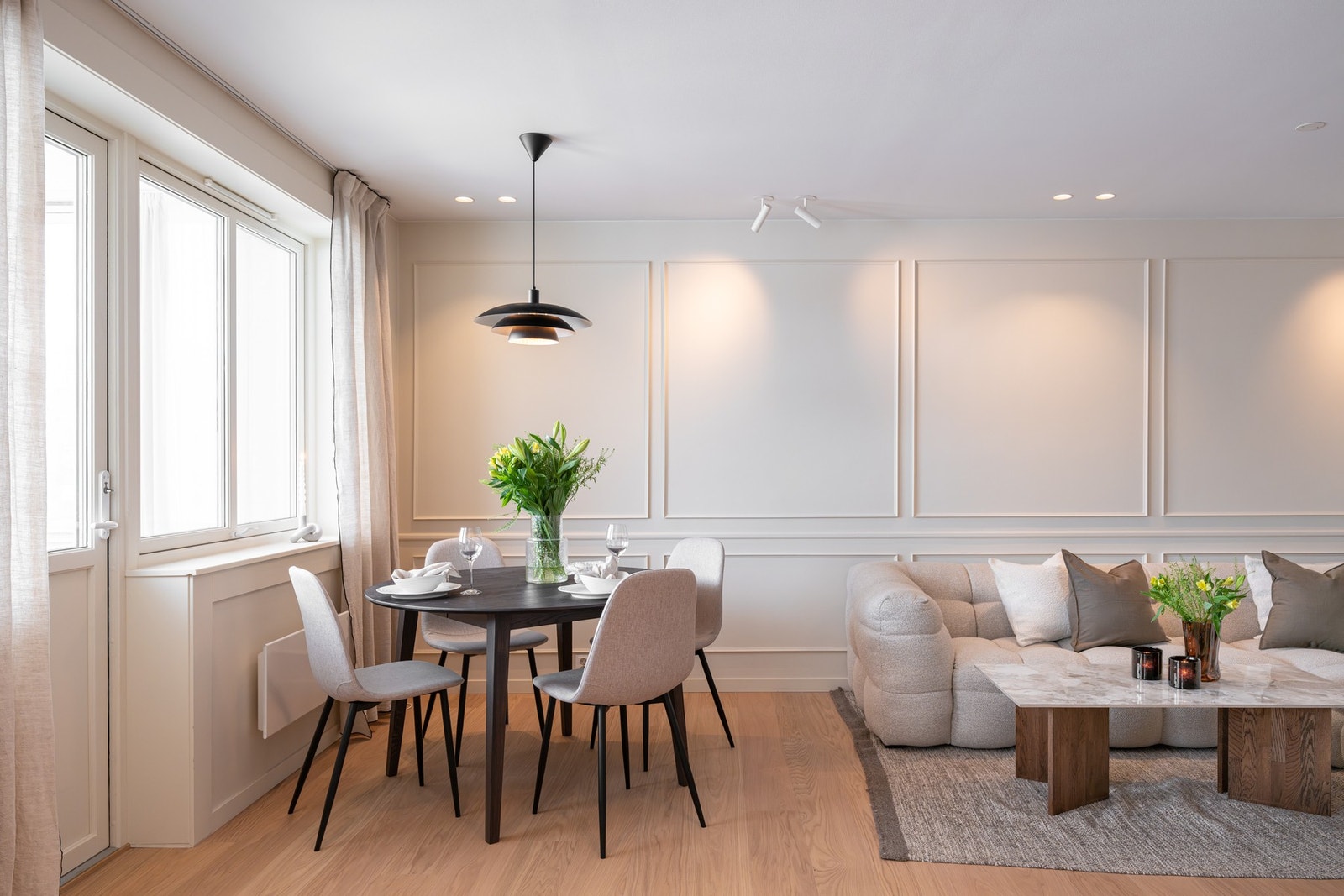 Det er videre fin plass for spisebordsgruppe mellom stue og kjøkken. Galleribilde