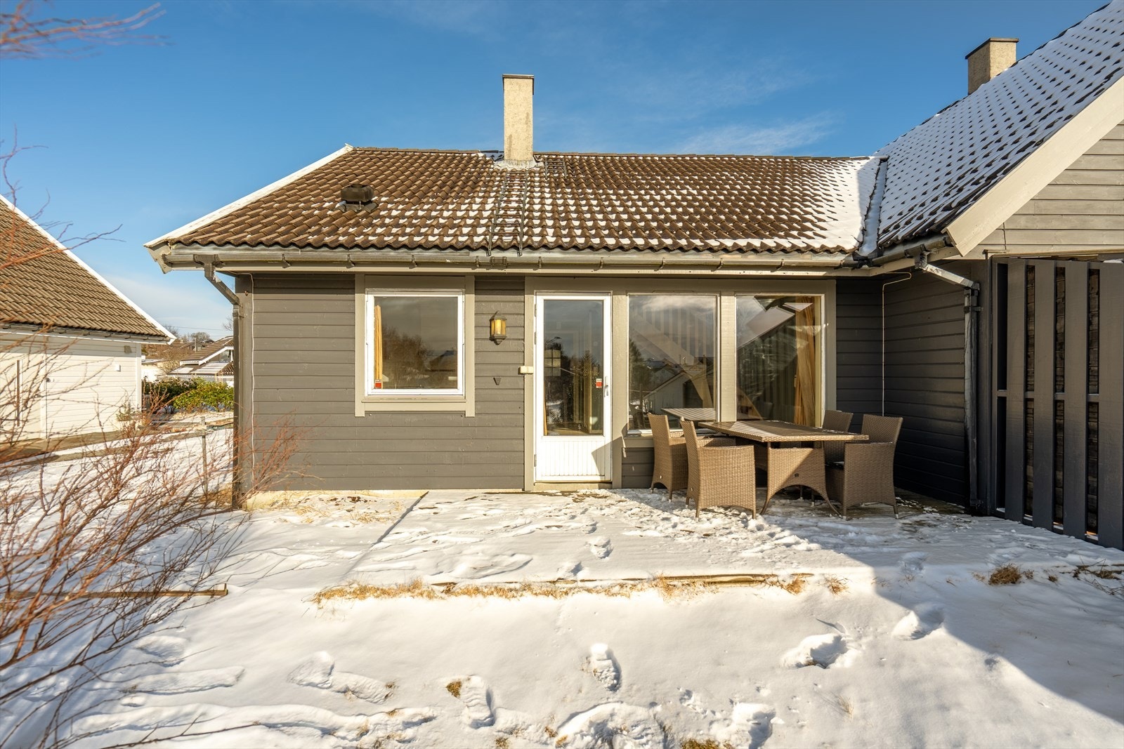 Fint, solrikt uteområde med terrasse og plen Galleribilde
