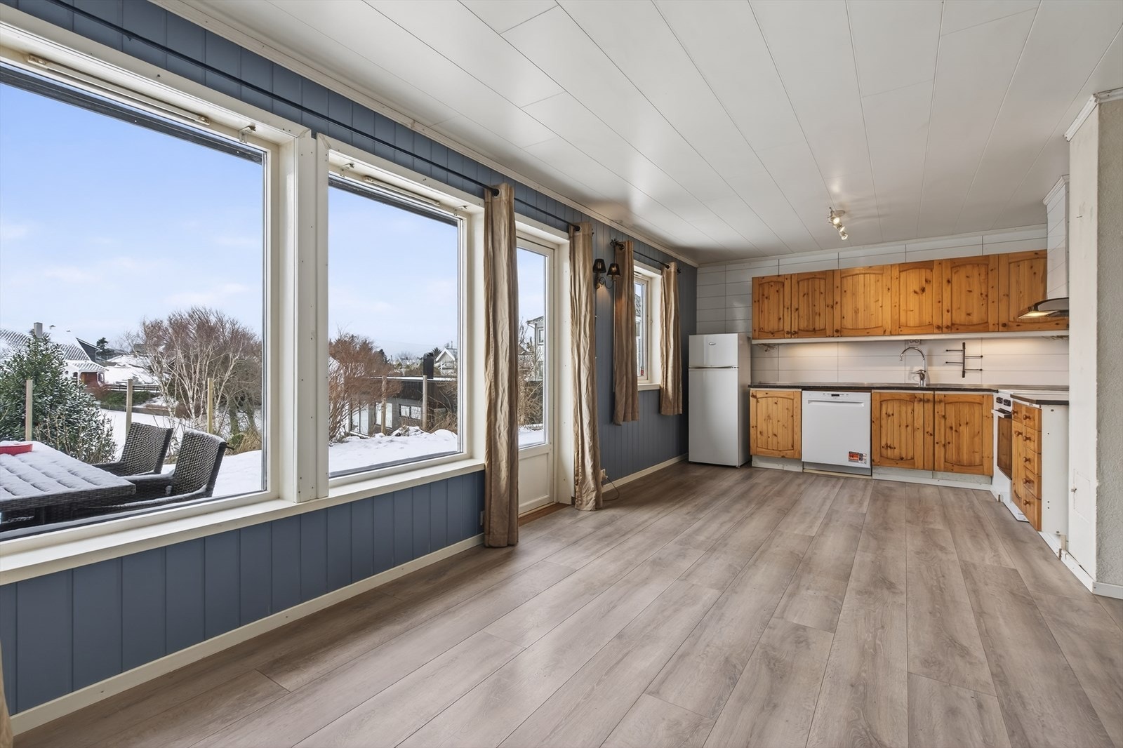 Boligen har behov for oppussing, men har en super beliggenhet Galleribilde