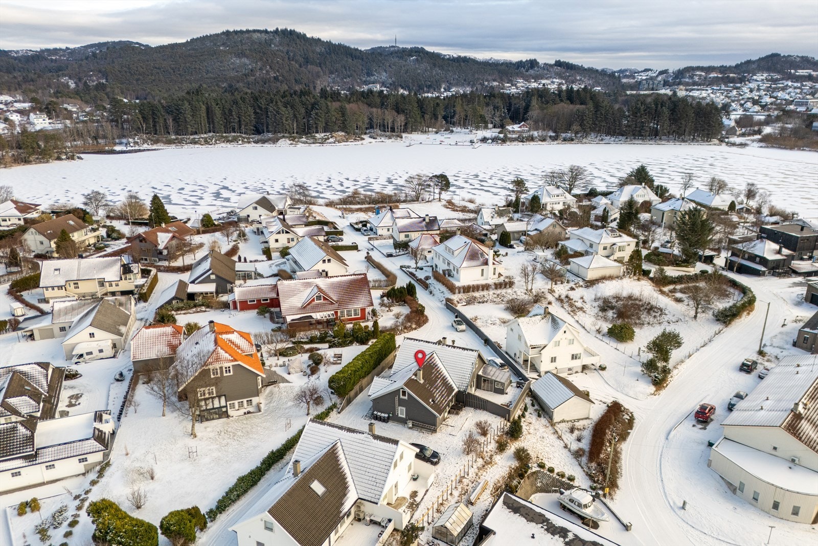 Meget god beliggenhet på Trudvang. Rolig plassering i enden av blindvei med lite gjennomgangstrafikk. Galleribilde