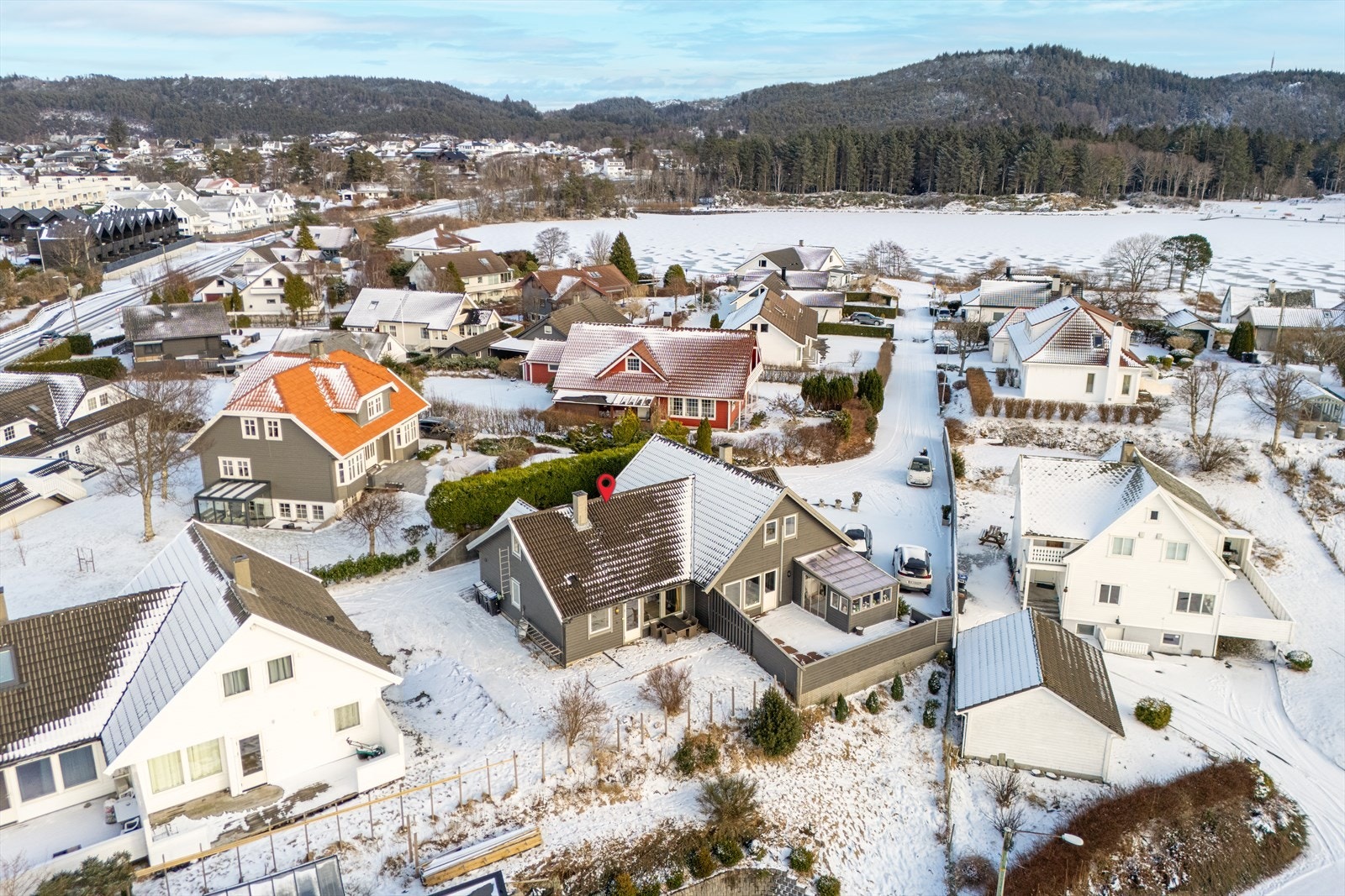 Et attraktivt og veletablert nabolag med nærhet til både natur og by Galleribilde