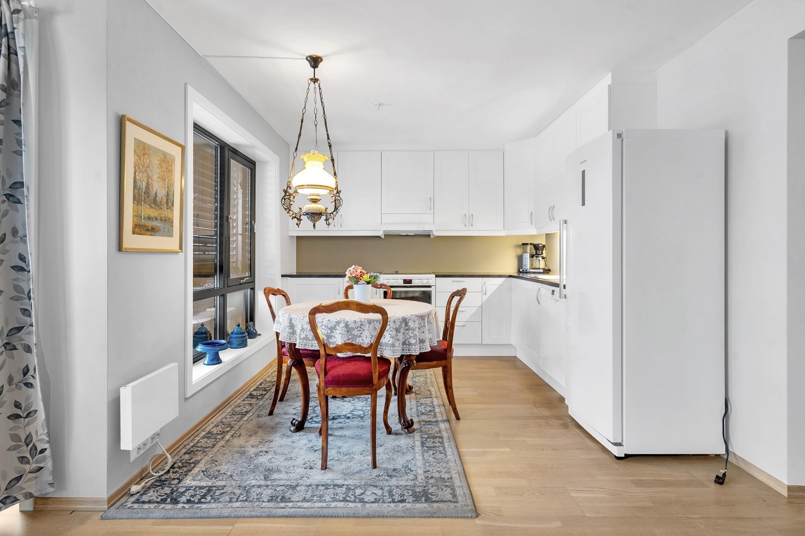 Kjøkkenet har godt med skap- og benkeplass. Galleribilde