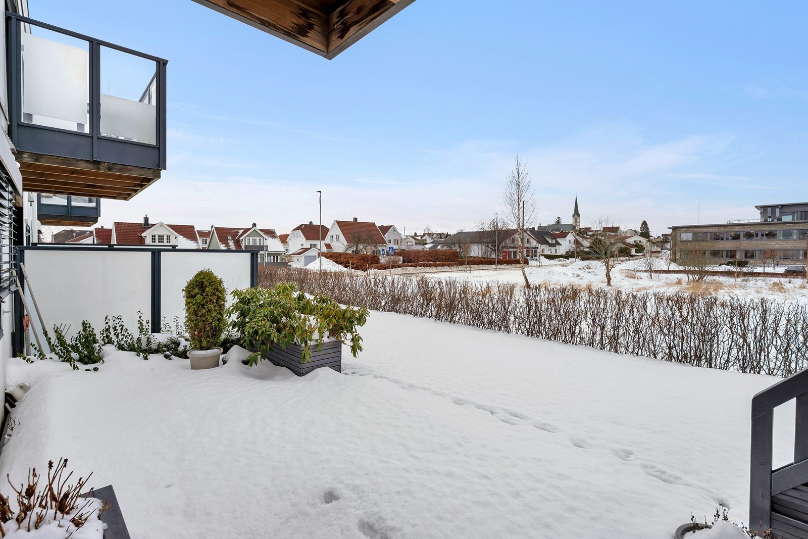 Leiligheten ligger i første etasje og har en fin uteplass hvor du kan nyte solfylte dager. Galleribilde
