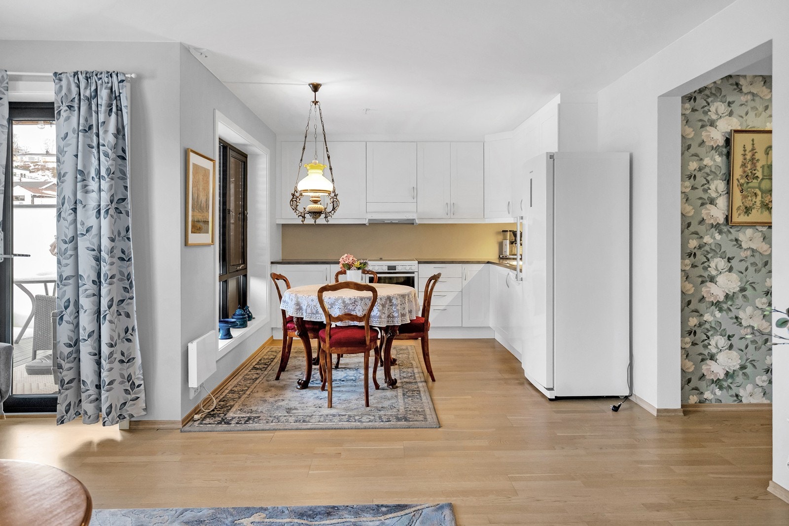 Kjøkkenkrok med naturlig plass til spisebord. Galleribilde