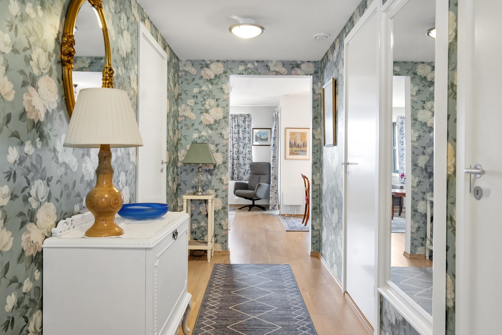 Leiligheten har en praktisk planløsning med inngang til soverom, bad og bod fra gang. Innerst er kjøkken og stue med utgang til veranda. Galleribilde