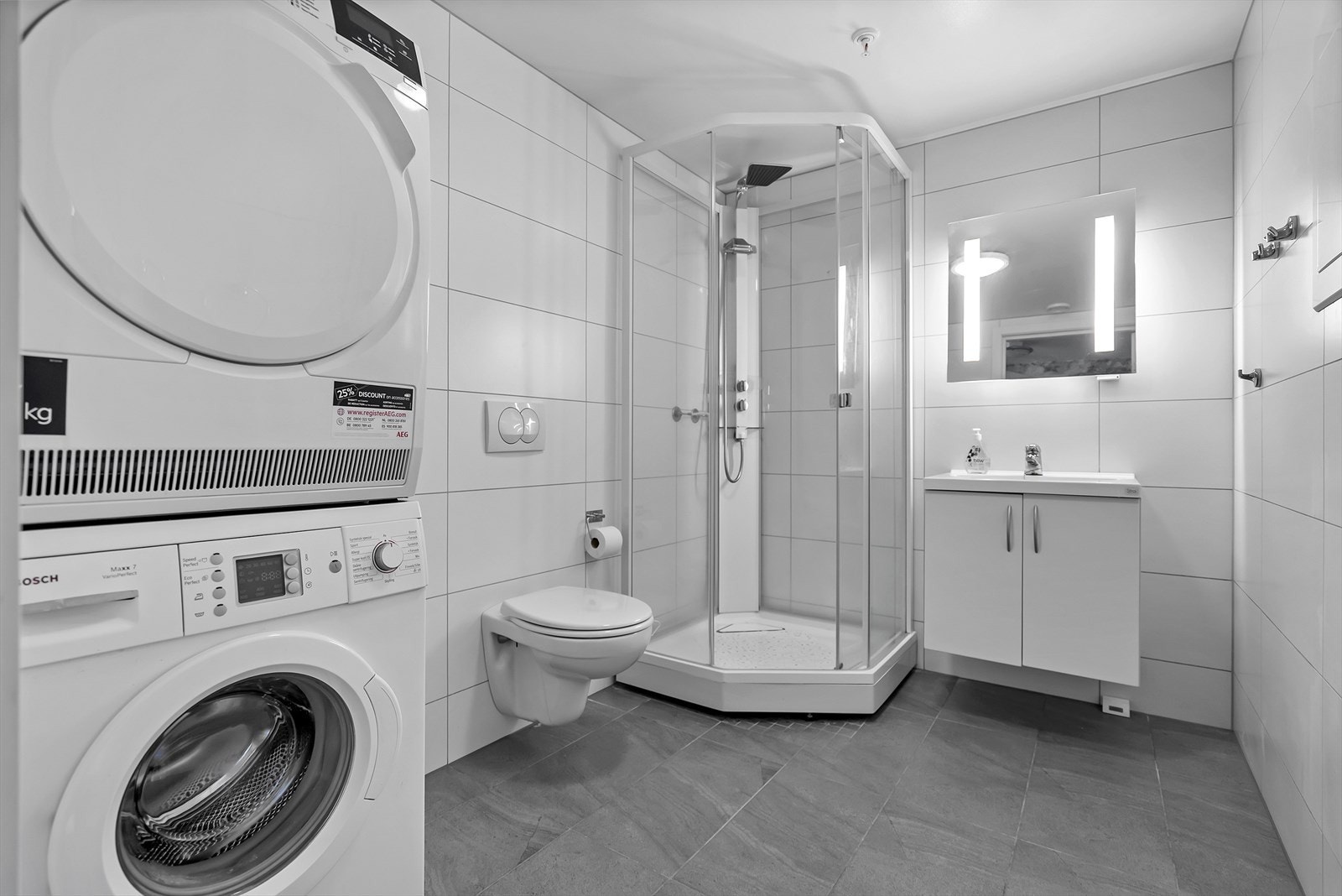 Lyst og pent bad med toalett, servant og dusjkabinett. Galleribilde