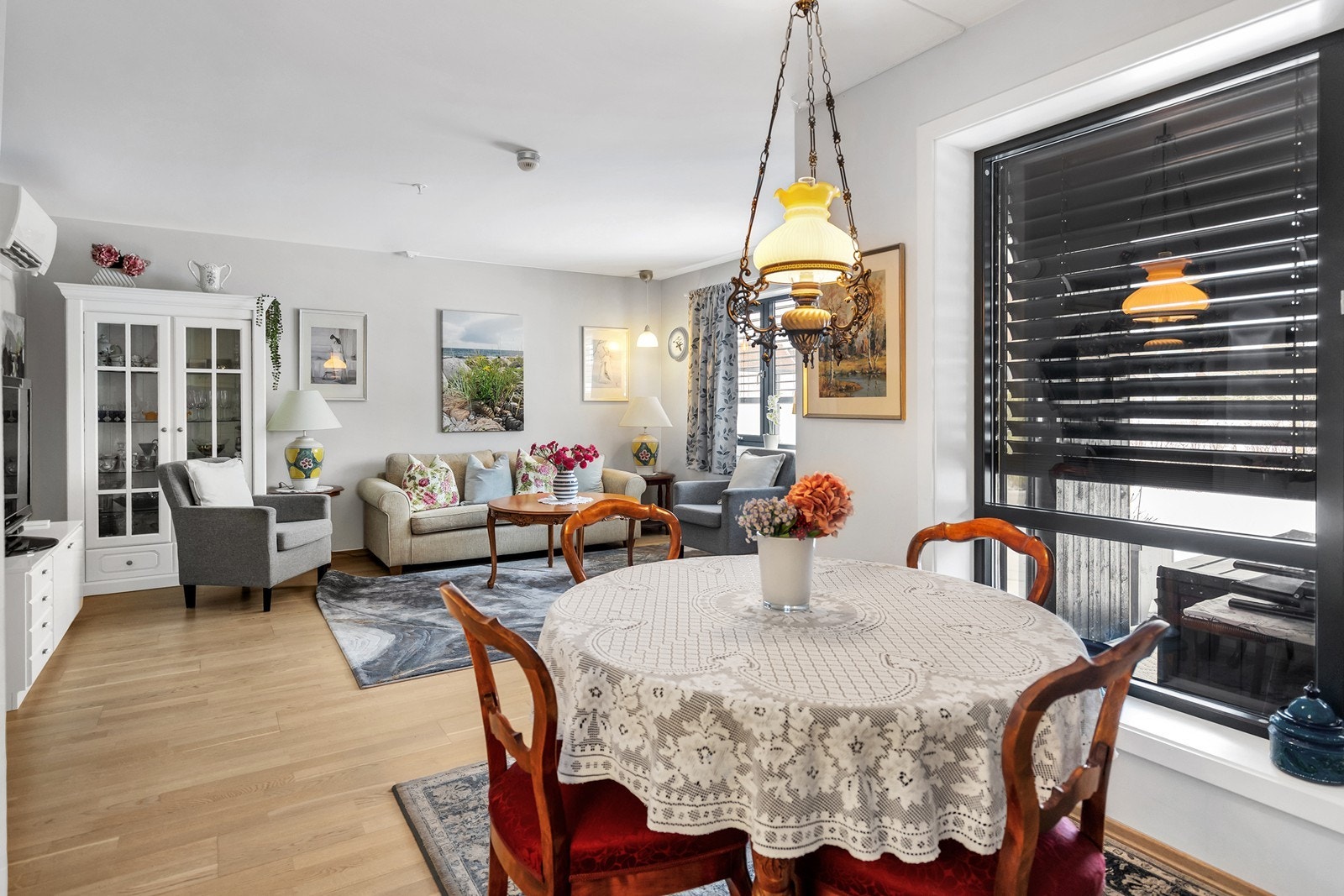 Det er påkostet skjerming på vinduene i front. Galleribilde