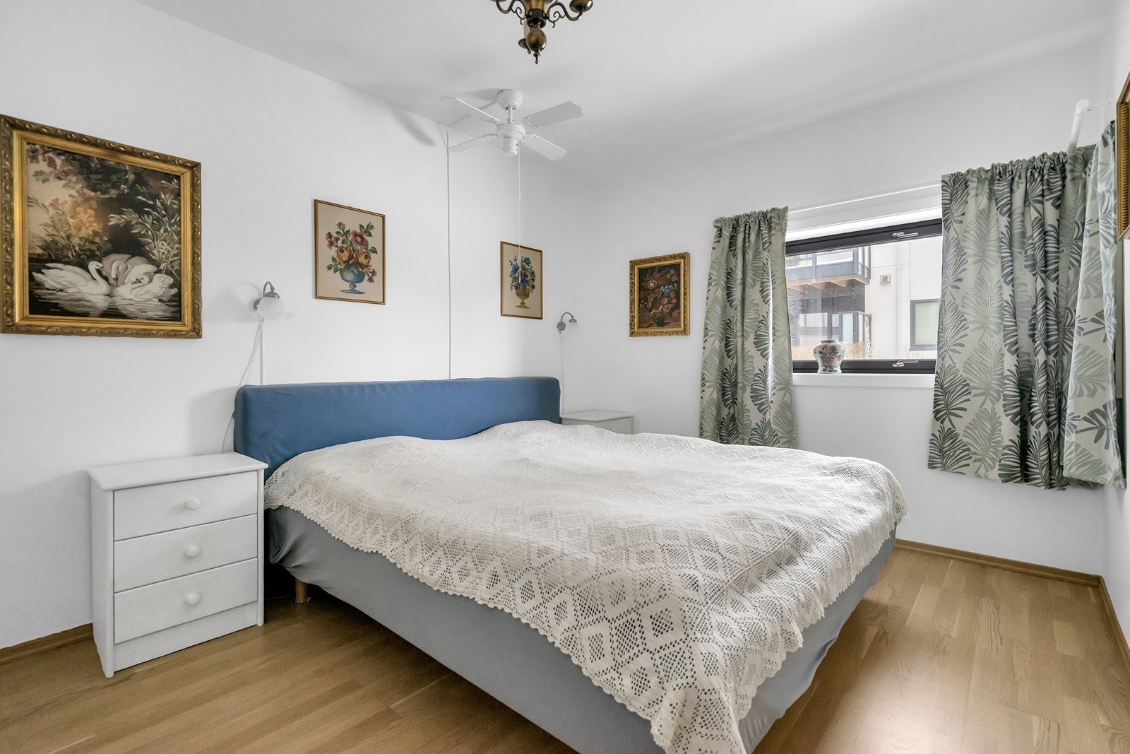 Soverom med god plass til dobbeltseng og nattbord. God plass til garderobeskap. Galleribilde