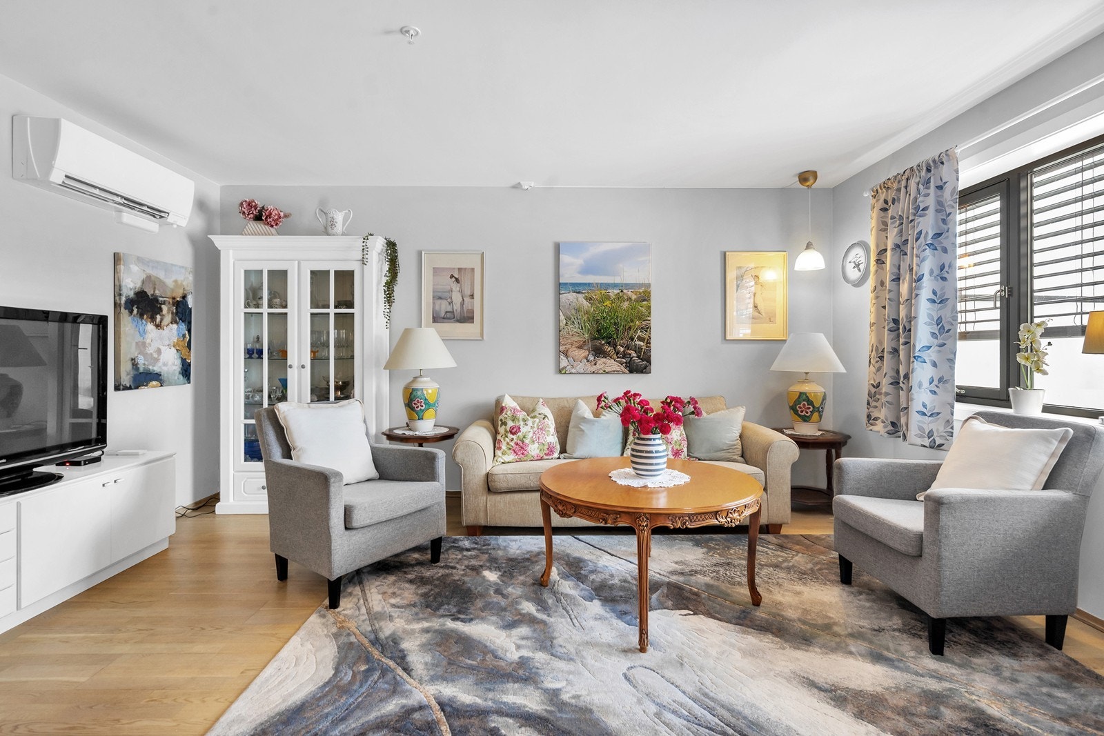 Varmepumpe i stue gir behagelig innetemperatur hele året. Galleribilde