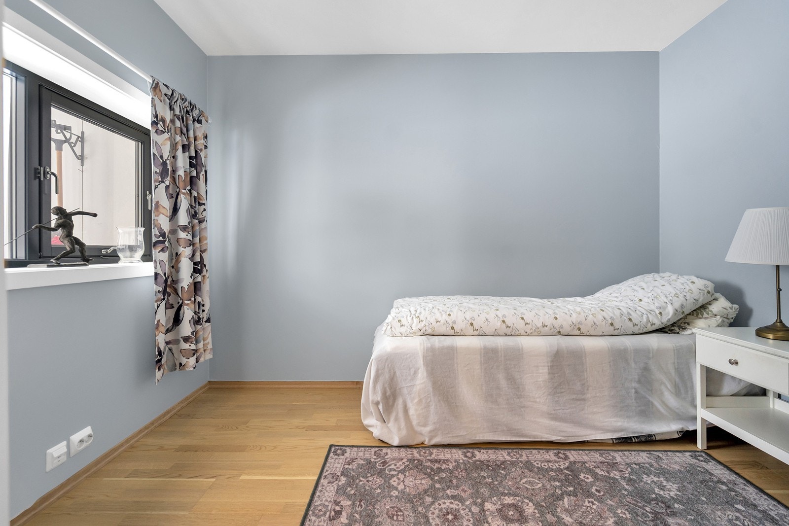 Soverom 2 med plass til seng og annet ønskelig møblement. Galleribilde