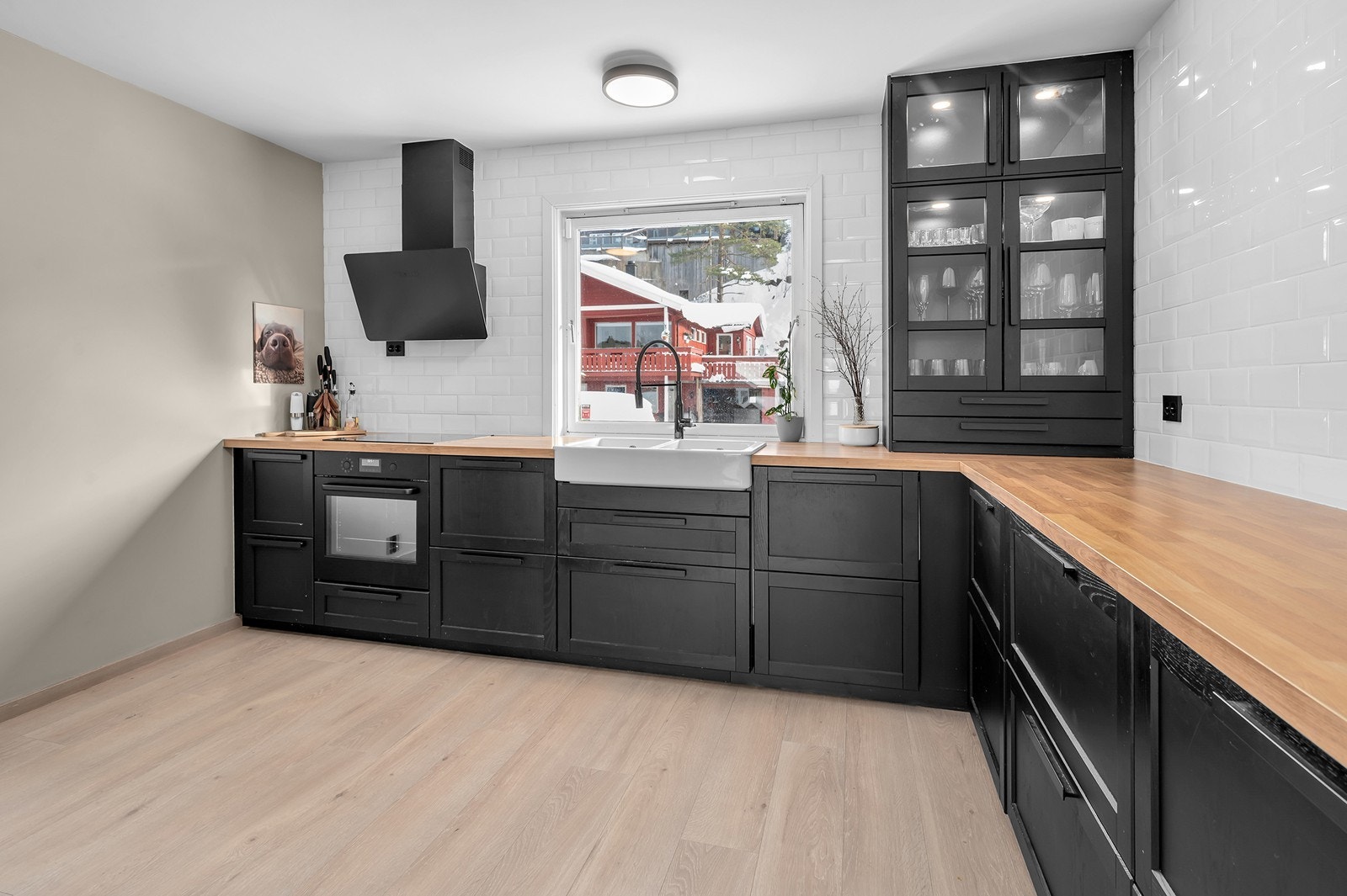 Lekkert kjøkken fra 2023 med god benkplass. Det er også belysning i enkelte av skuffene Galleribilde