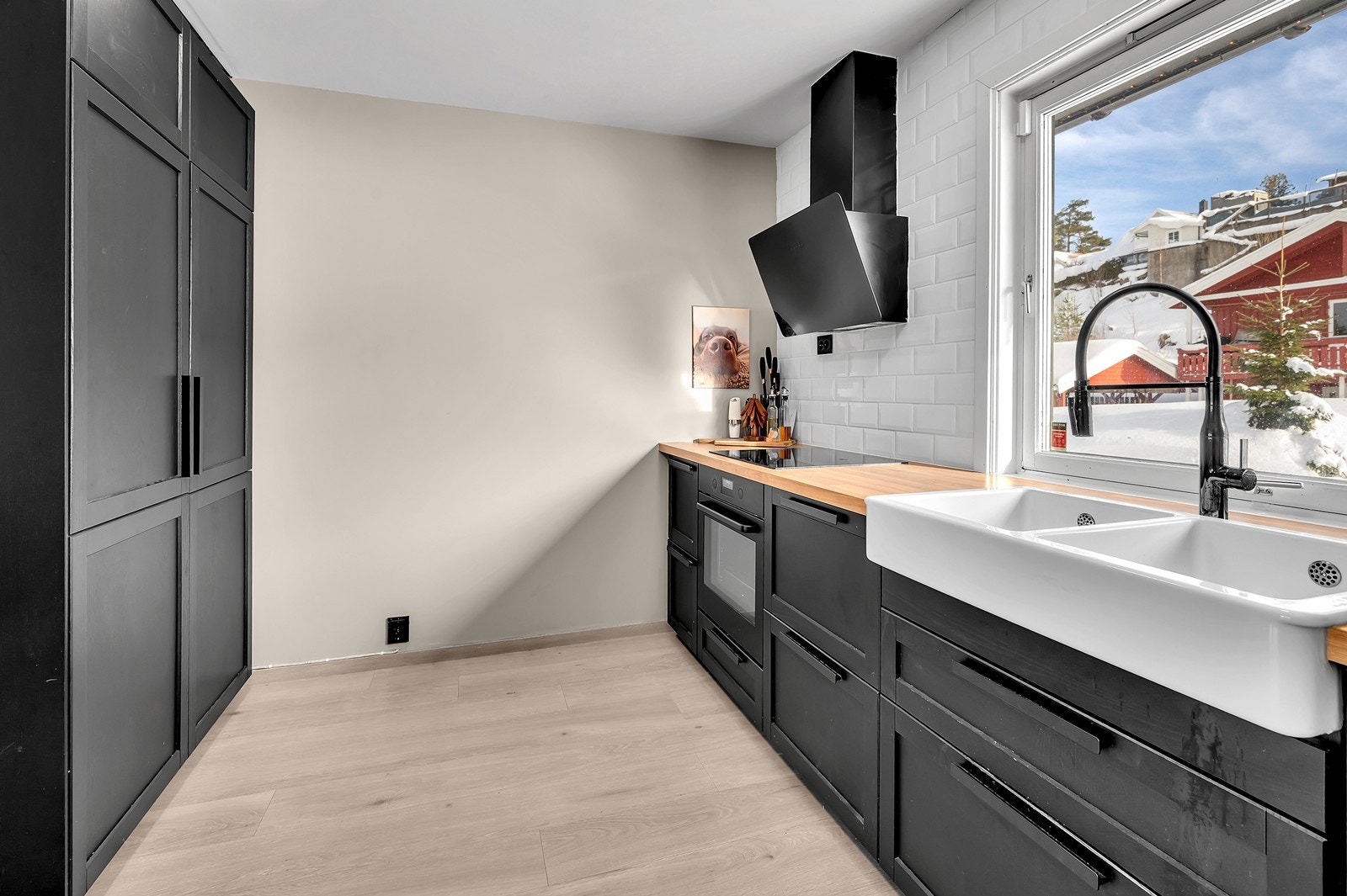 Integrerte hvitevarer medfølger salget - praktisk kran Galleribilde