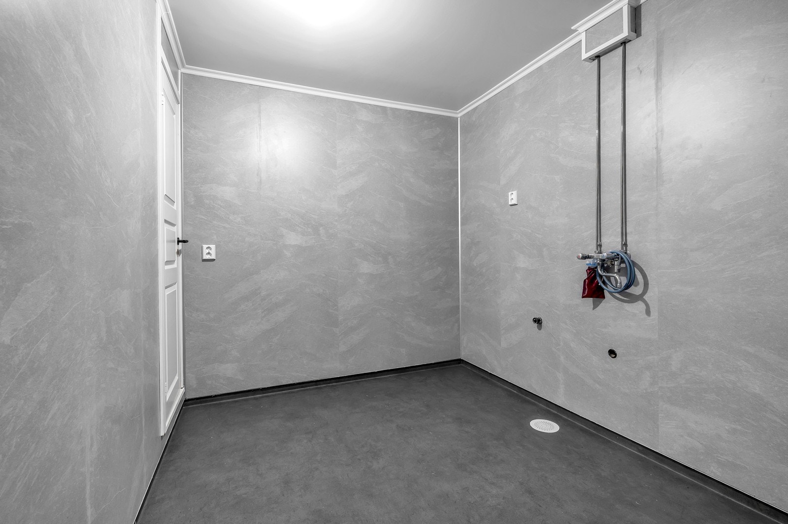 Vaskerommet i underetasjen har nylig blitt pusset opp og ligger klart med opplegg for vaskemaskin og vask. Galleribilde