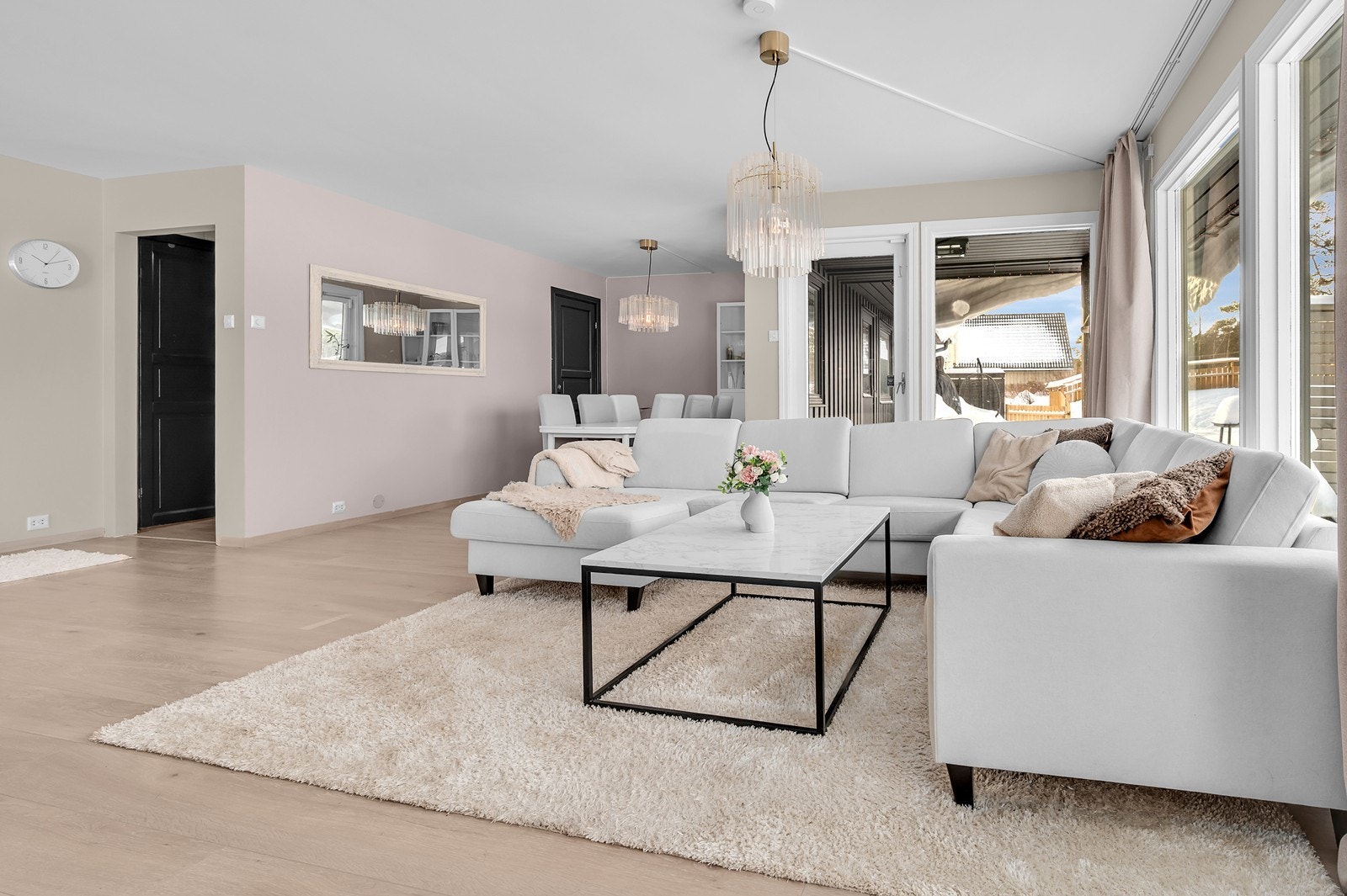 Stuen er romslig med god plass til sofa og sittegrupper. Galleribilde