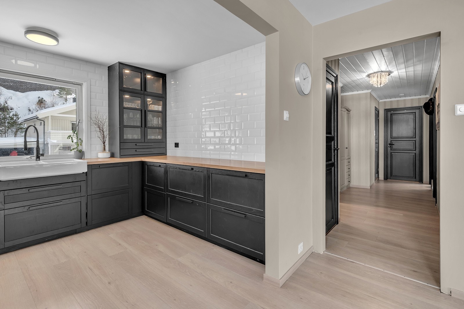 Det har tidligere vært en skyvedør mellom stue og gang - Denne opplyses å enda være inne i veggen. Galleribilde