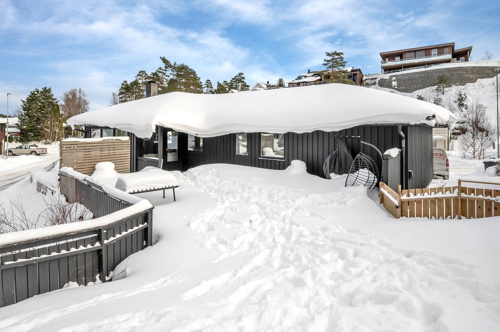 Nydelig skjermet uteplass med gode solforhold gjennom dagen- Perfekt sted å nyte hele dagen Galleribilde