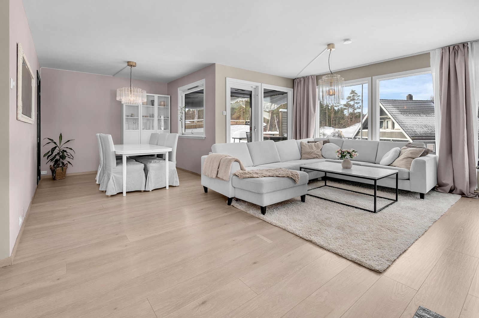 Fra stuen er det dirkete utgang til hyggelig uteområdet. Galleribilde