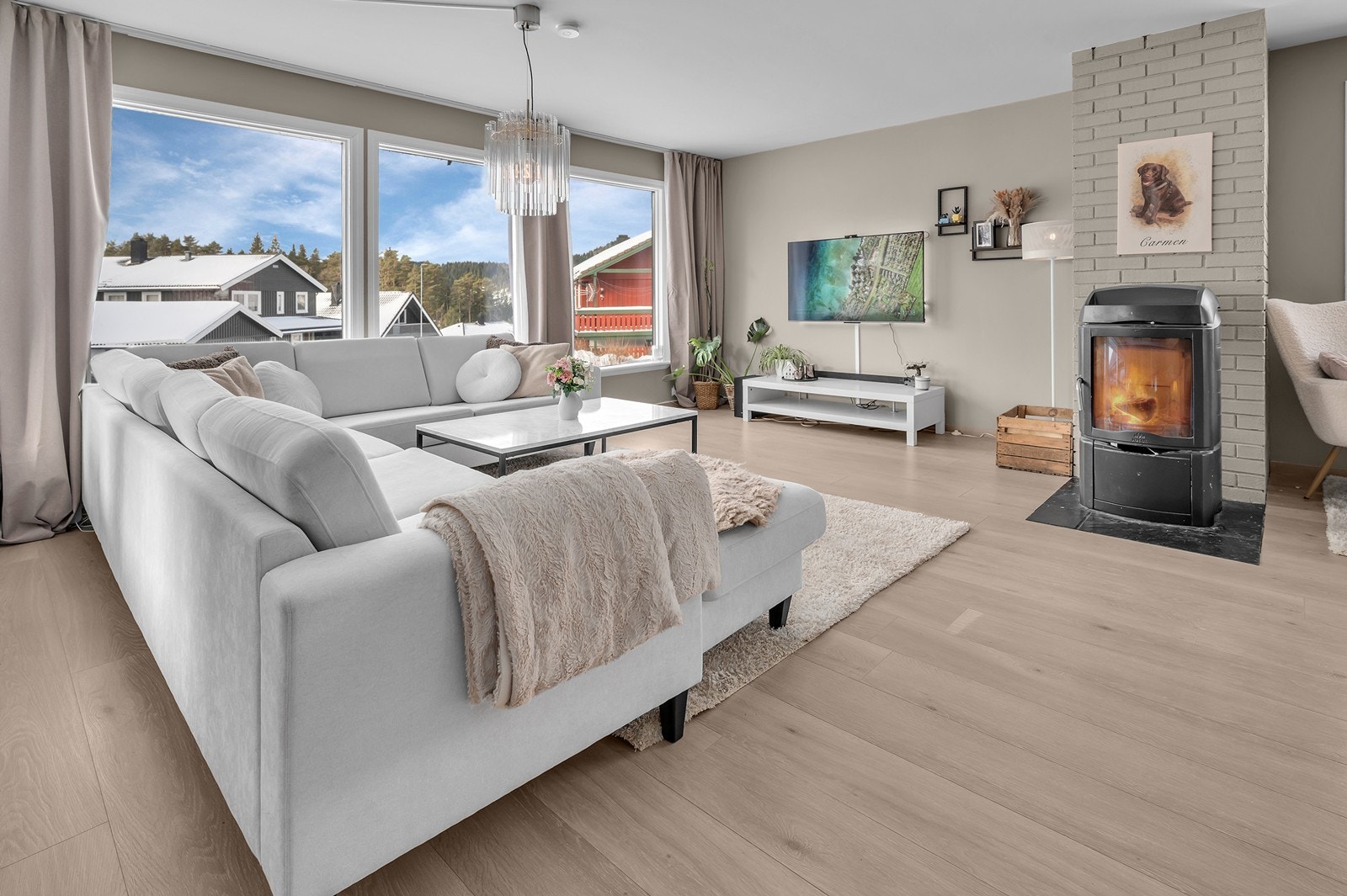 De store vindusflatene bidrar til godt med naturlig lysinslipp. Galleribilde