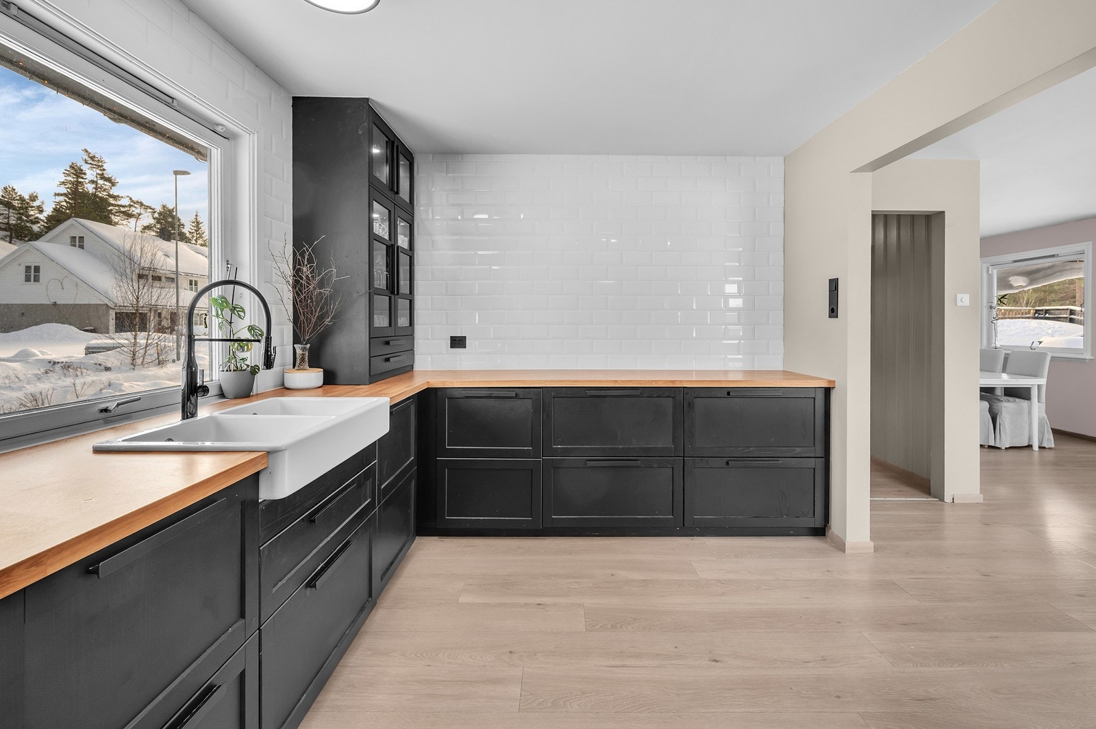 Stilrent kjøkkenet med god skap og benkplass. Galleribilde