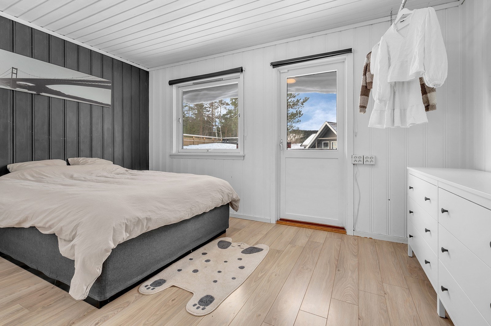 På hovedsoverommet er det verandadør ut til uteområdet. Galleribilde