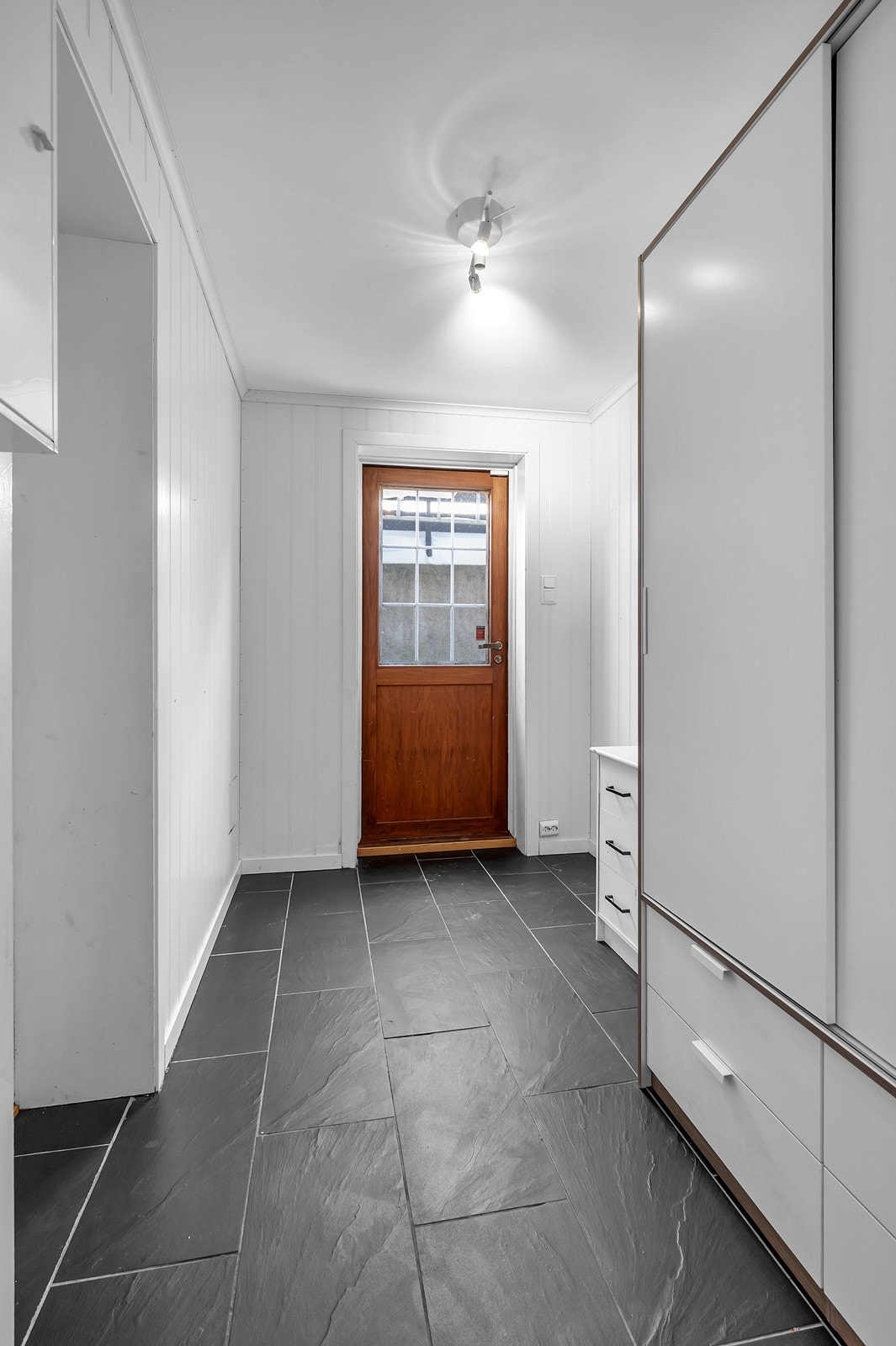 Eget inngangsparti til kjeller Galleribilde