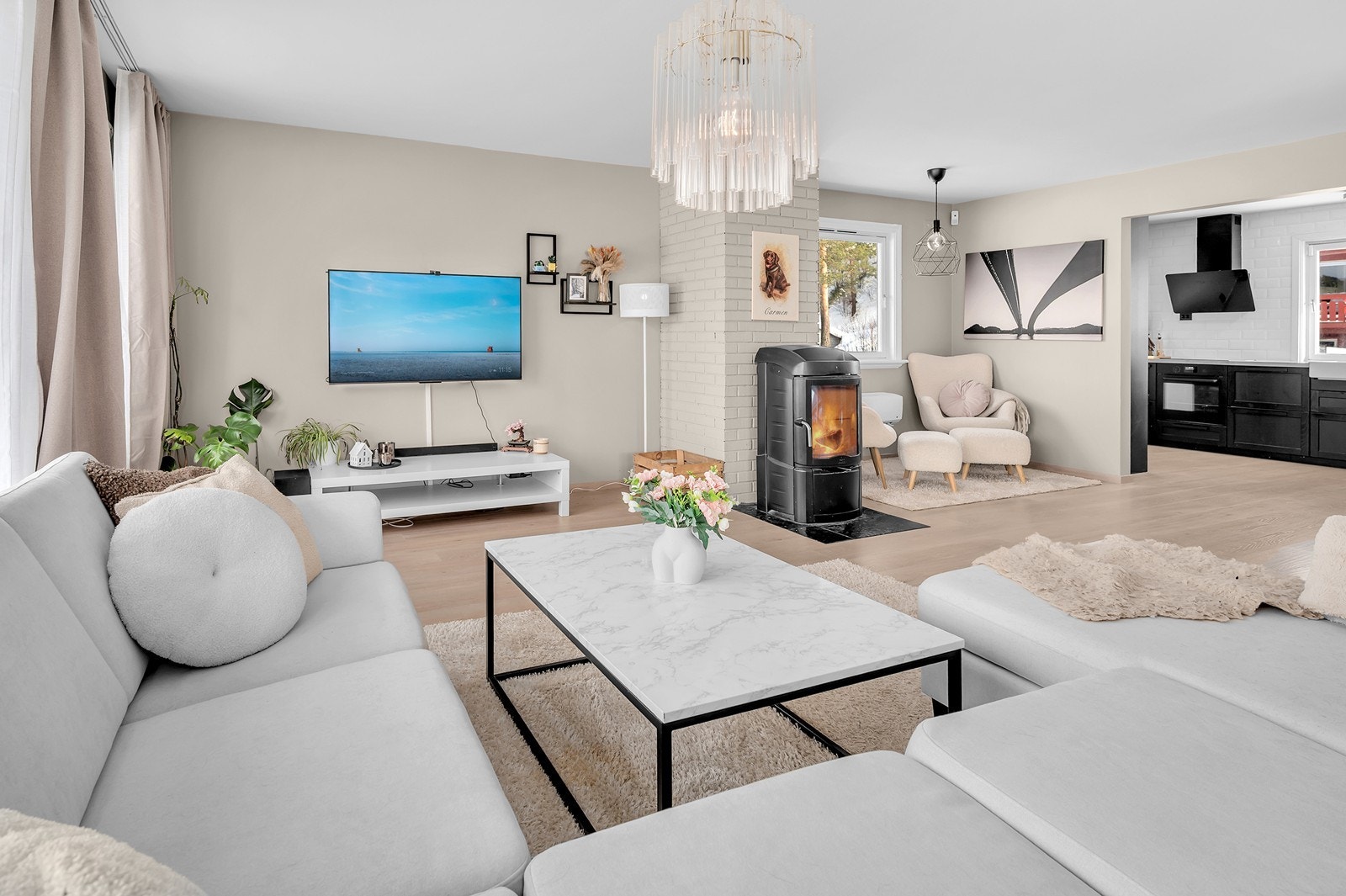 Stuen har en lys og åpen atmosfære med flere naturlige soner for sittegrupper. Galleribilde