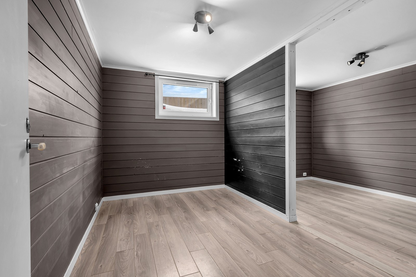 Rommet her er opprinnelig to soverom, men er nå delvis åpnet opp Galleribilde