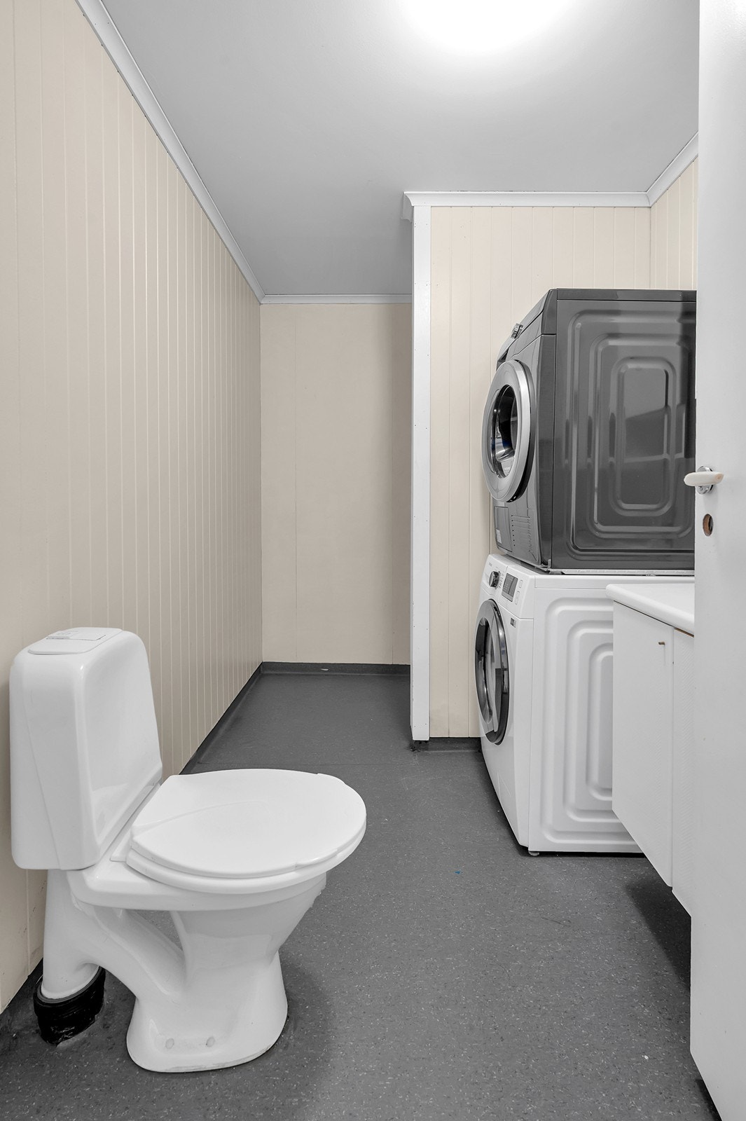 Baderom i underetasjen har stor dusj, servant opplegg for vaskemaskin og wc. Galleribilde