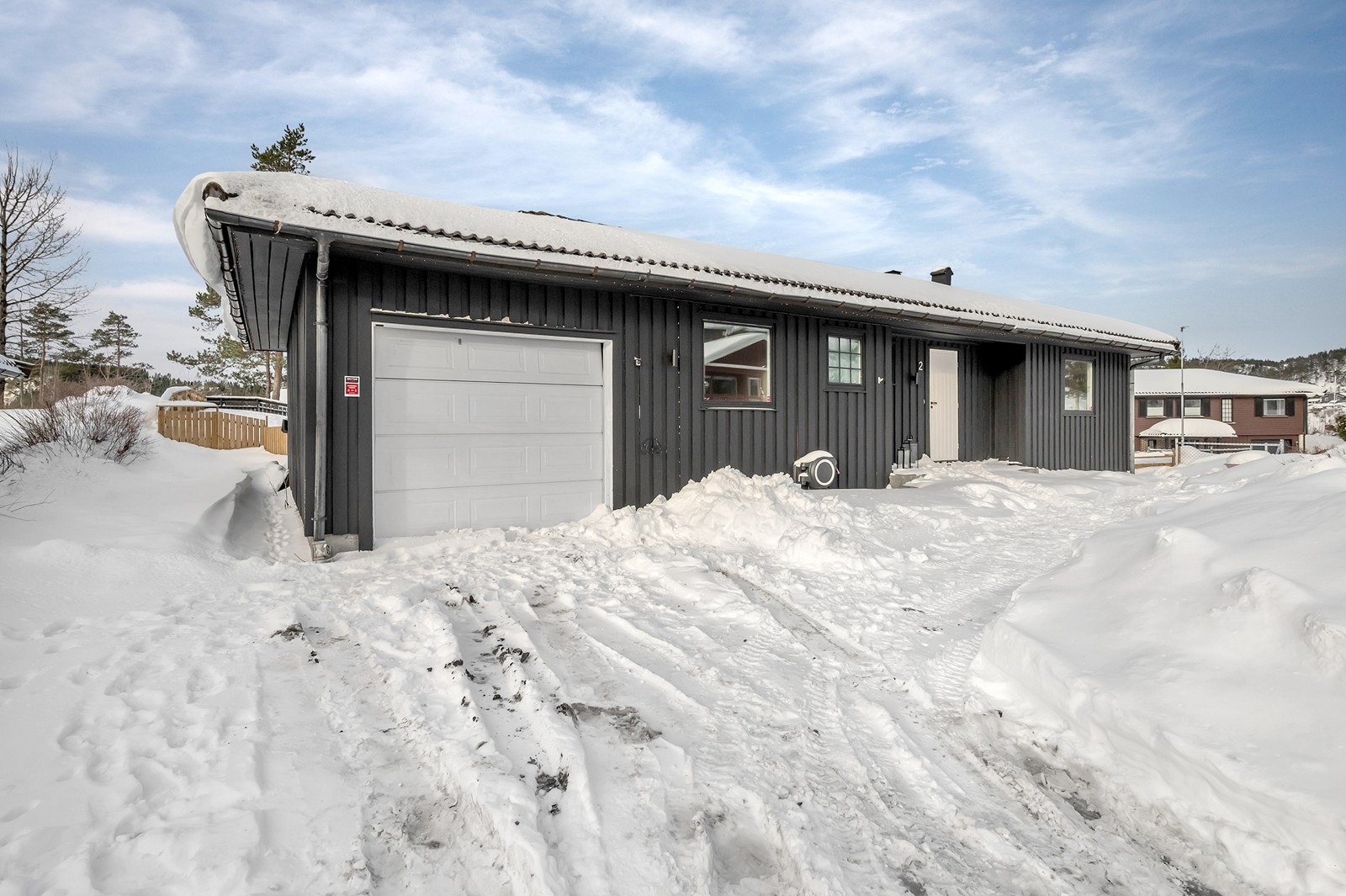 Eiendommen har en praktisk integrert garasje med eletrisk portåpner Galleribilde