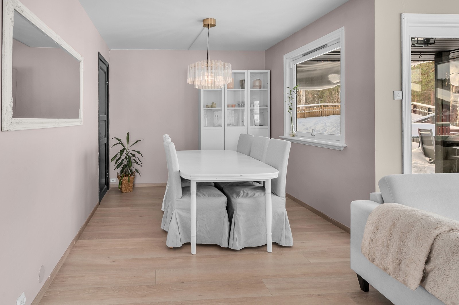 Boligen har en god planløsning - Det gir god plass til spisebord og andre møbler. (glassskap medfølger ikke). Galleribilde