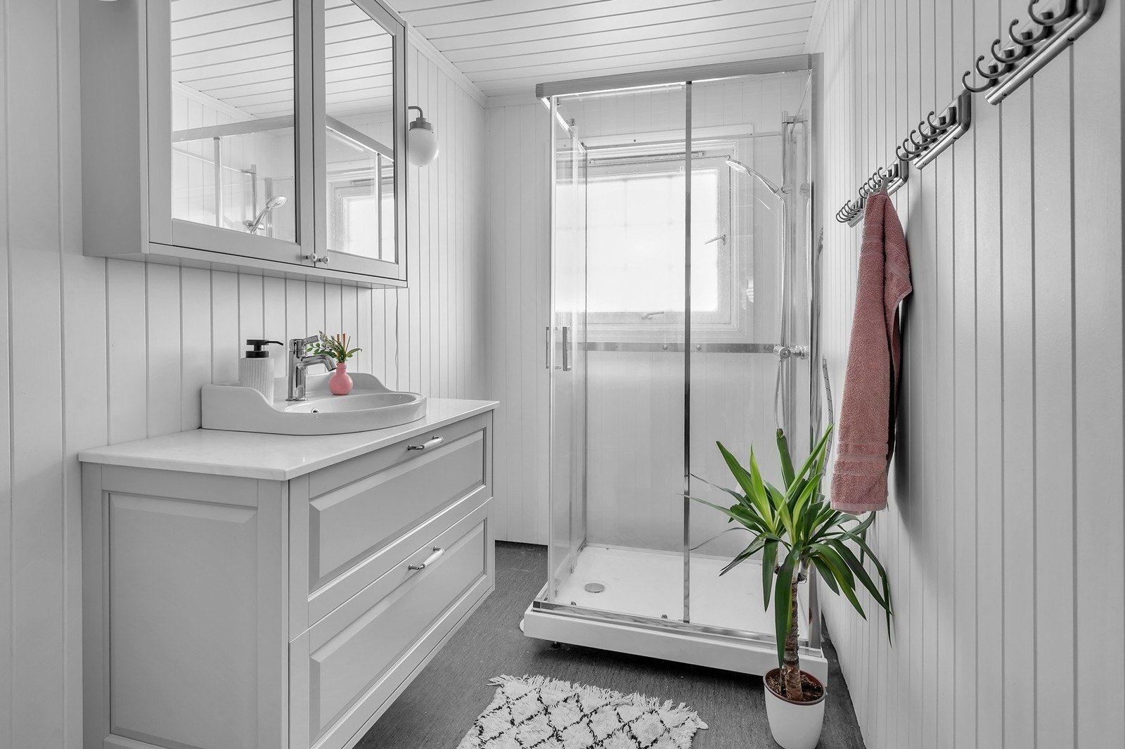 Badet inneholder dusjkabinett, servant og wc Galleribilde