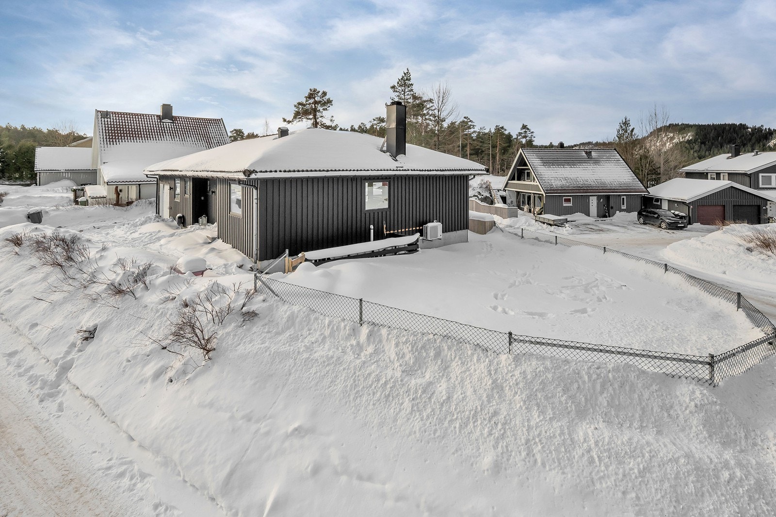 Stor tomt med opparbeidet hage som er inngjerdet. Galleribilde