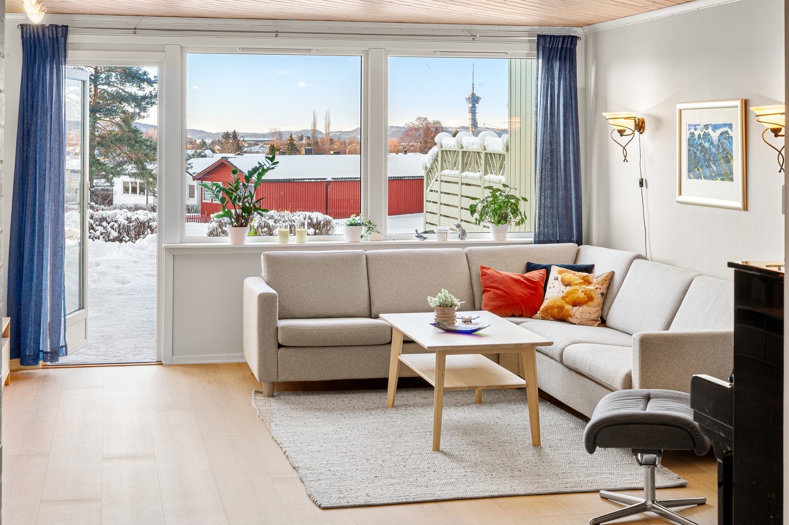 Fra stuen har man direkte utgang til en herlig vestvendt terrasse. Galleribilde