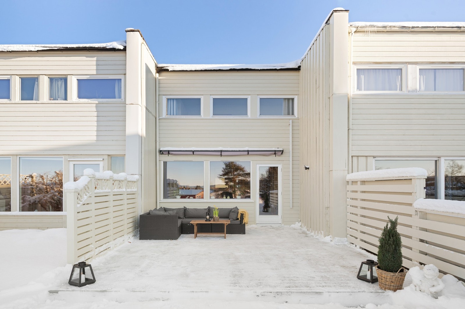 Her får du en stor nord-/vestvendt terrasse med gode solforhold. Galleribilde