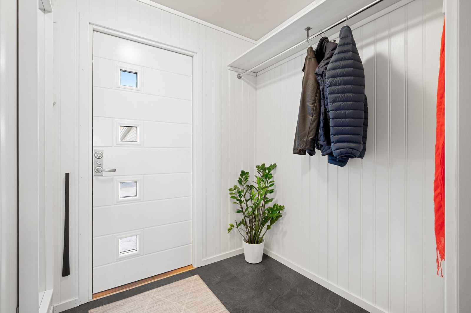 Her har man god plass til å henge fra seg klær og utstyr. Galleribilde