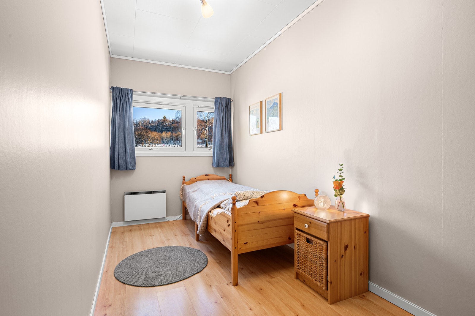 Her har man god plass til ønsket soveromsmøblement. Galleribilde