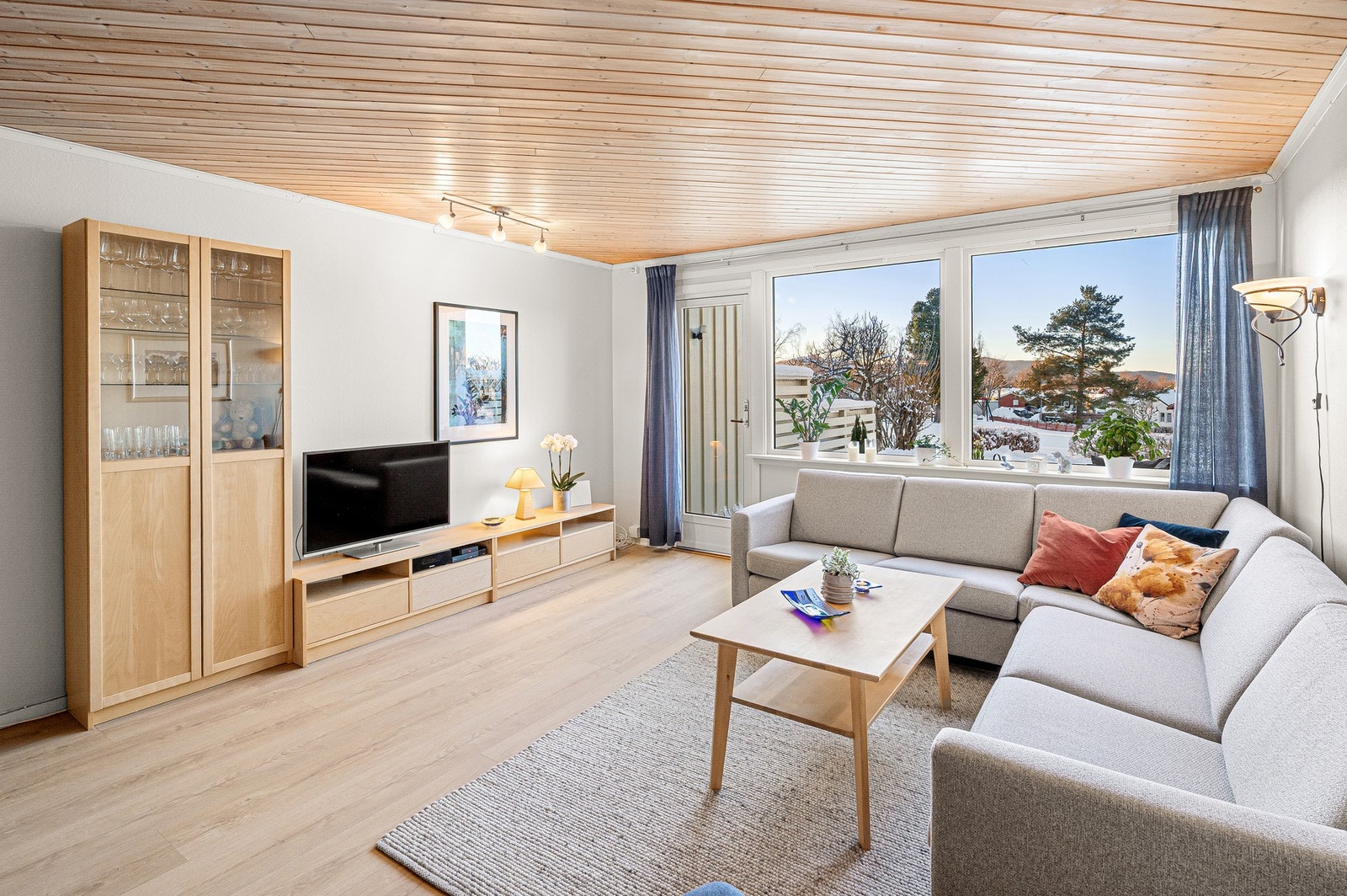 Store vindusflater i stuen som gir rikelig med naturlig lysinnslipp. Galleribilde