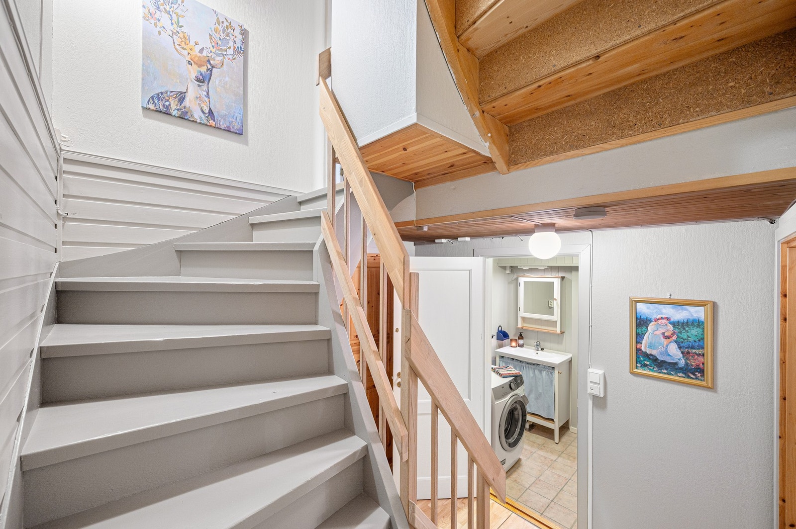 Videre kommer man ned til en stor innredet kjeller med 3 boder, vaskerom/WC og kjellerstue (ikke omsøkt og godkjent, se pkt. "andre relevante opplysninger"). Galleribilde