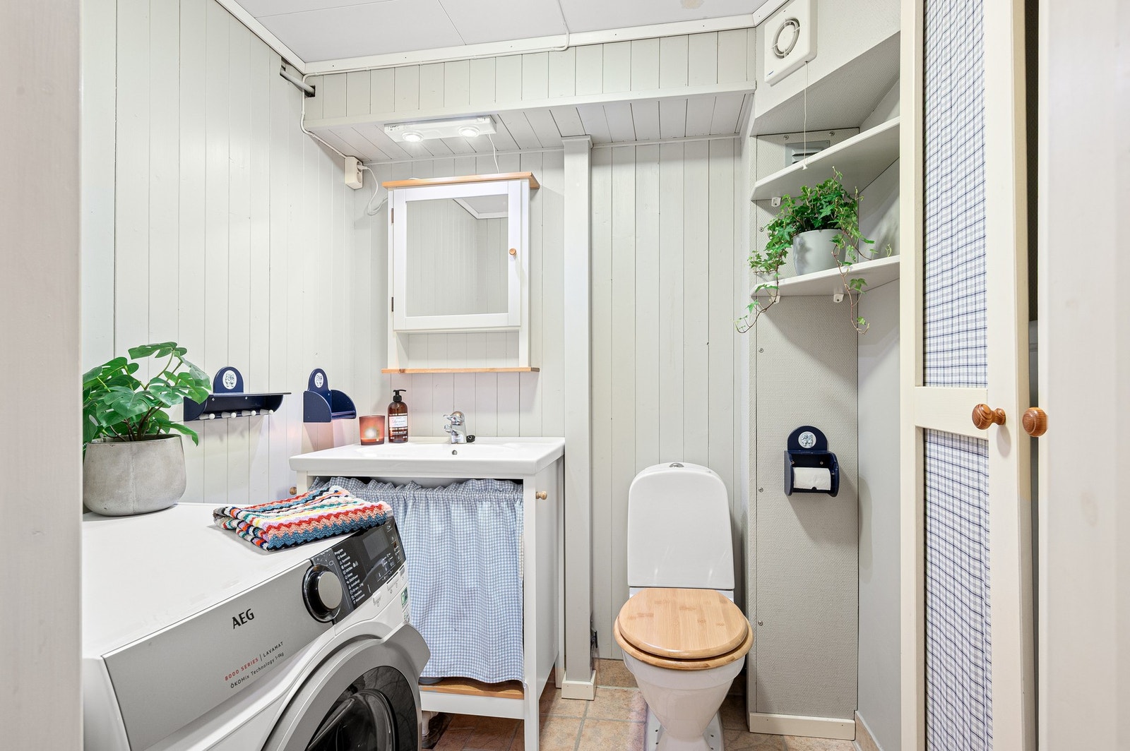 Praktisk vaskerom med WC og servant. Galleribilde