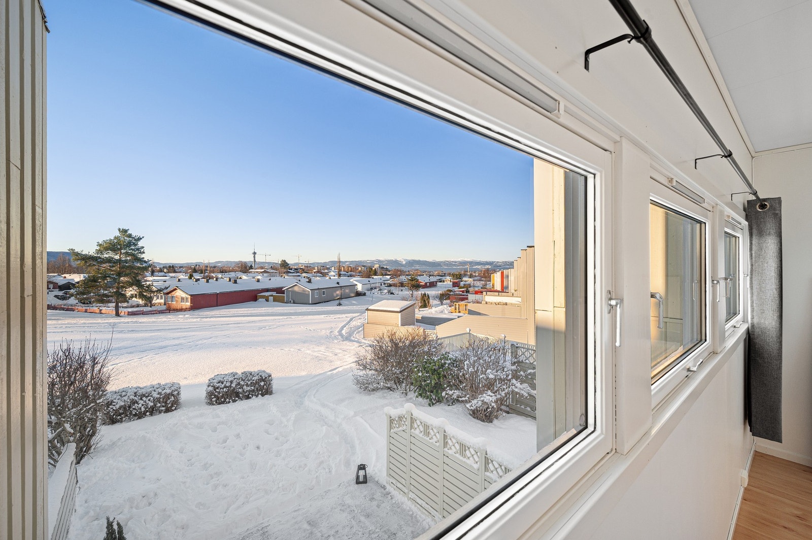 Tre vinduer med god utsikt og naturlig lysinnslipp. Galleribilde