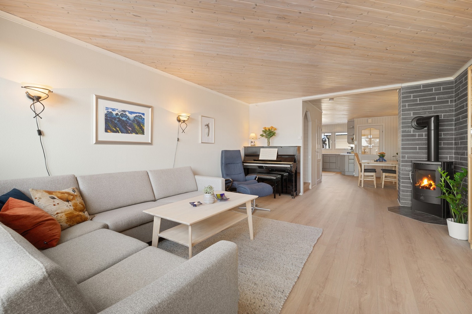 Romslig sofahjørne med koselig peisovn som skaper en lun atmosfære. Galleribilde